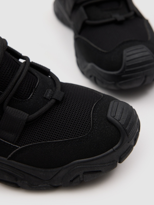 Running shoe in nylon and rubber black detail view