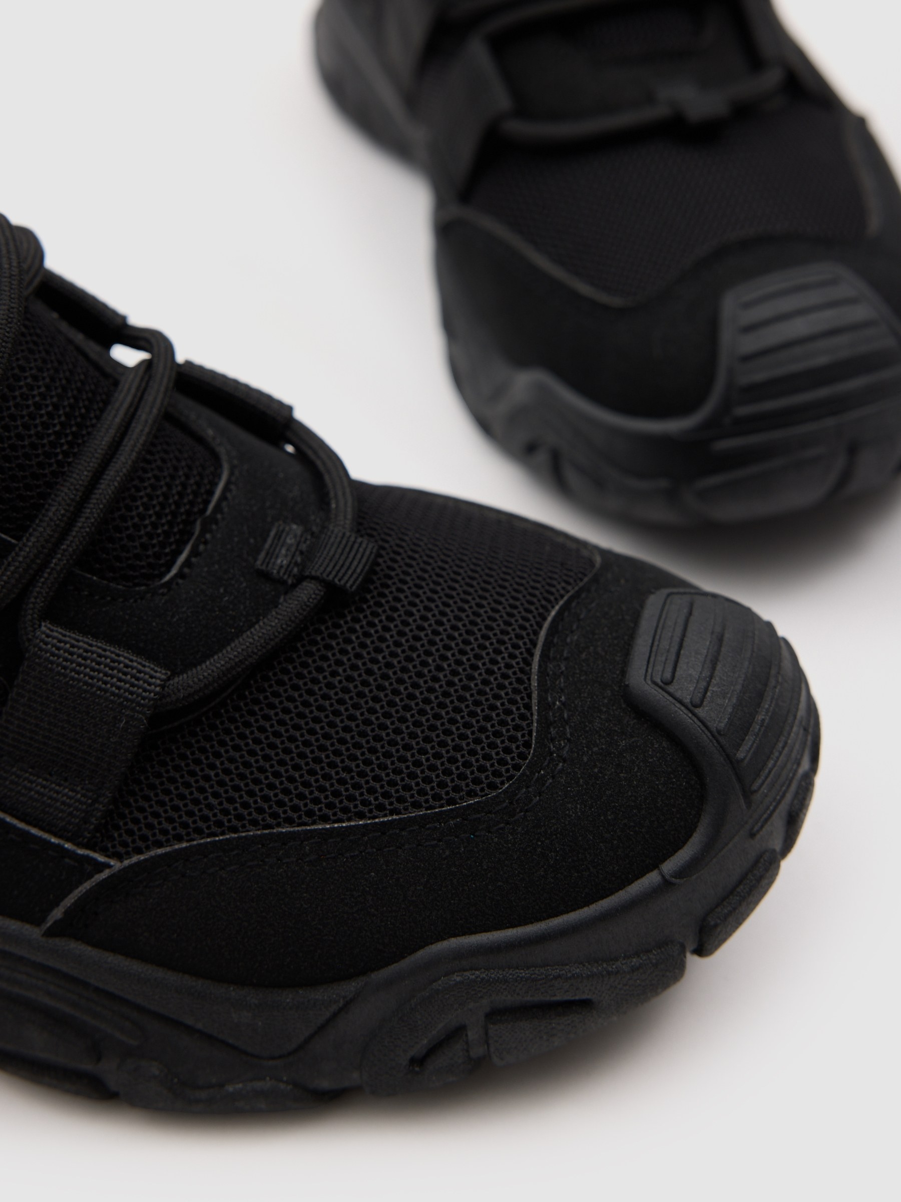 Running shoe in nylon and rubber black