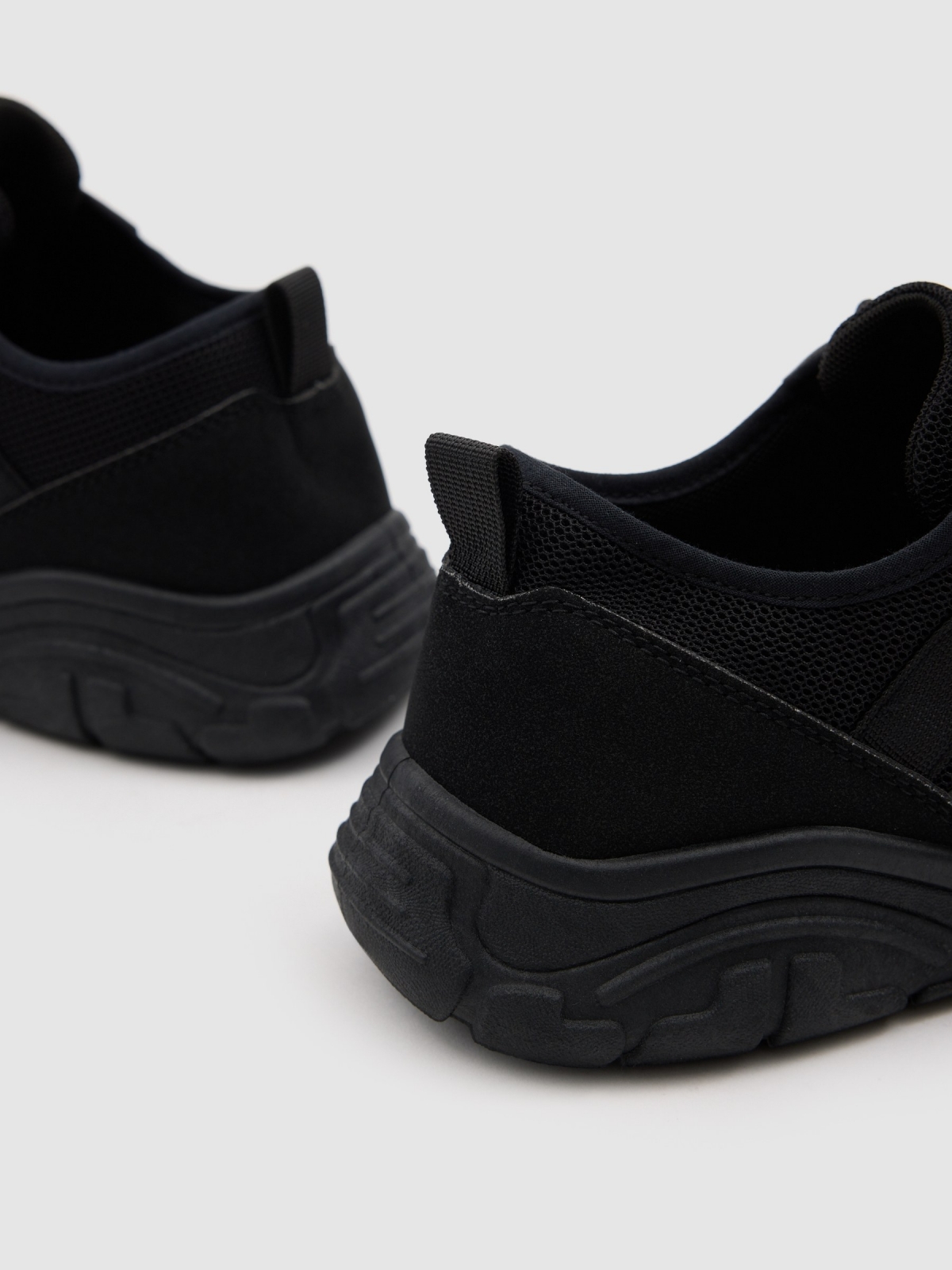 Sapatilha de corrida em nylon e borracha preto vista detalhe