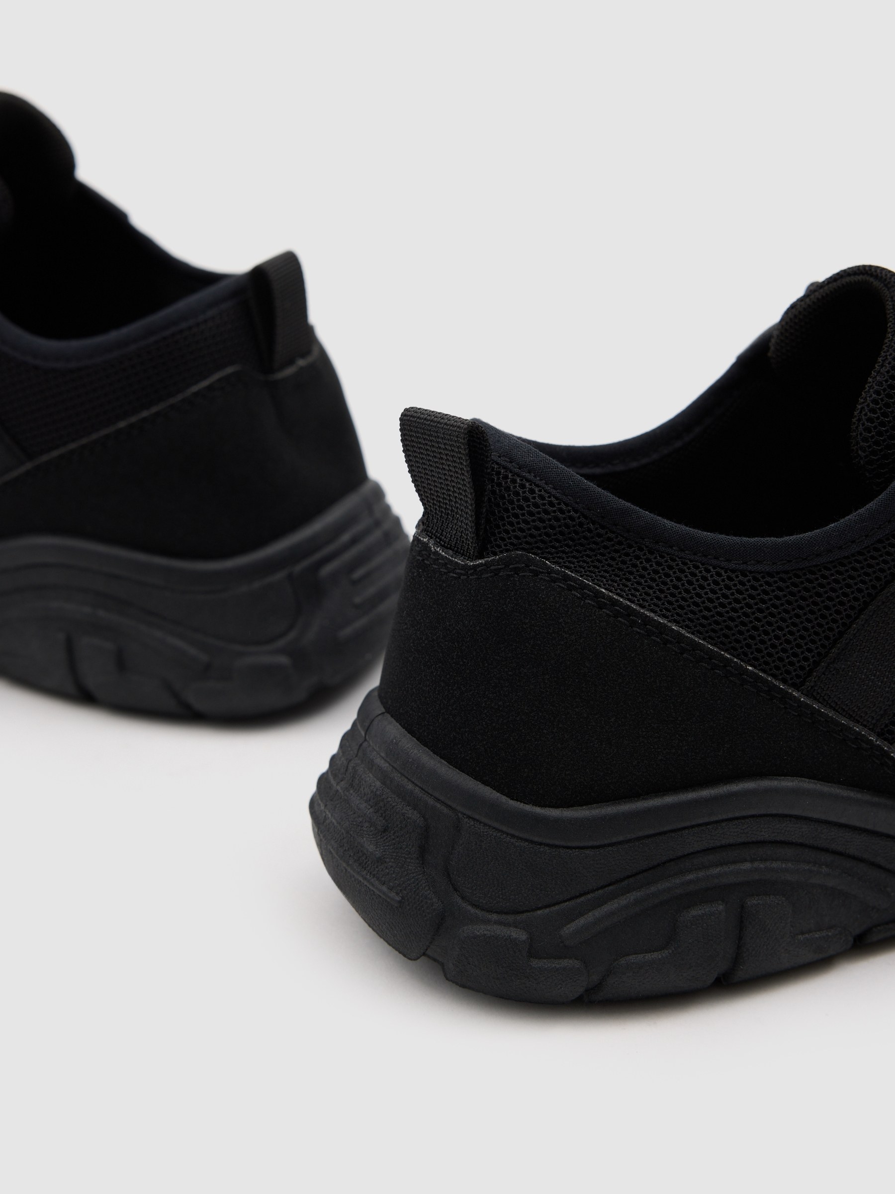 Running shoe in nylon and rubber black