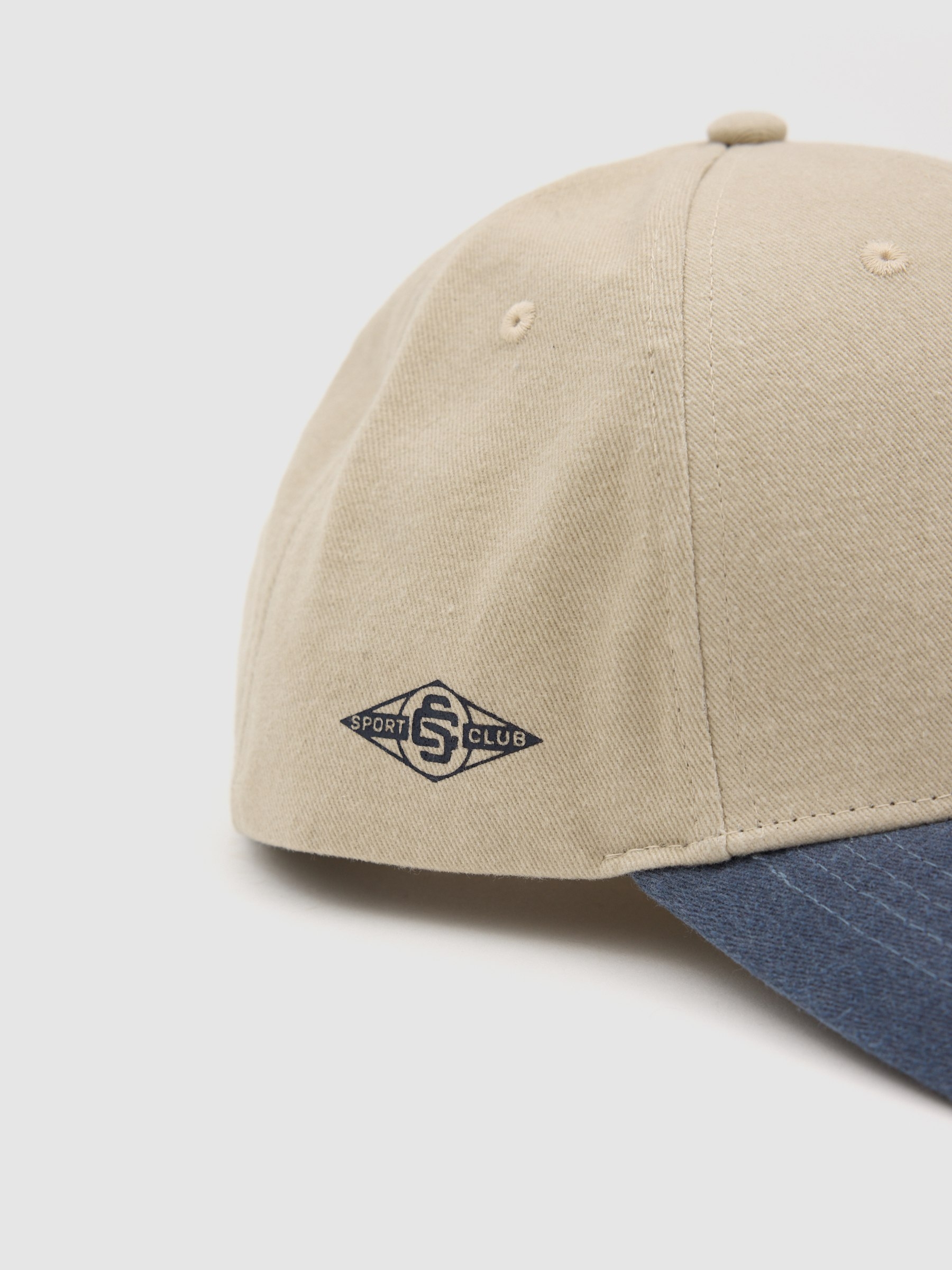 Two-tone baseball cap with embroidered logo beige 45º front view