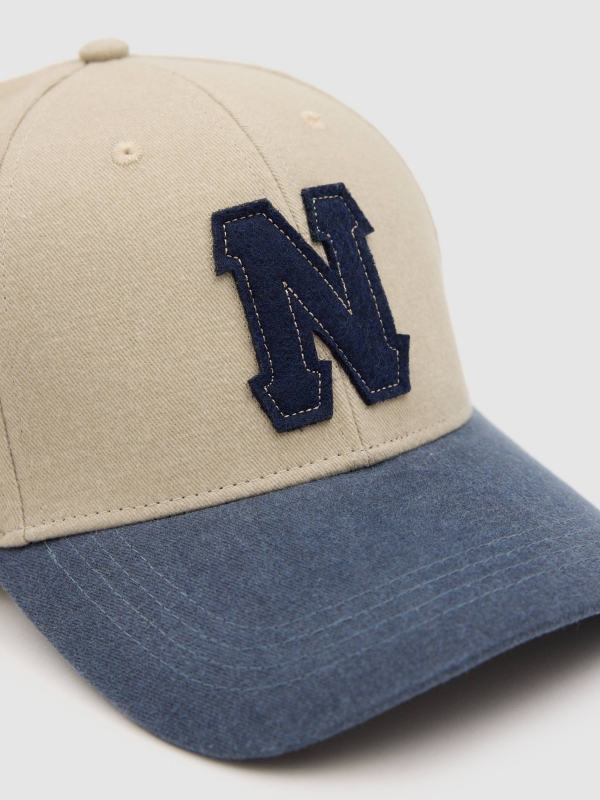 Two-tone baseball cap with embroidered logo beige detail view