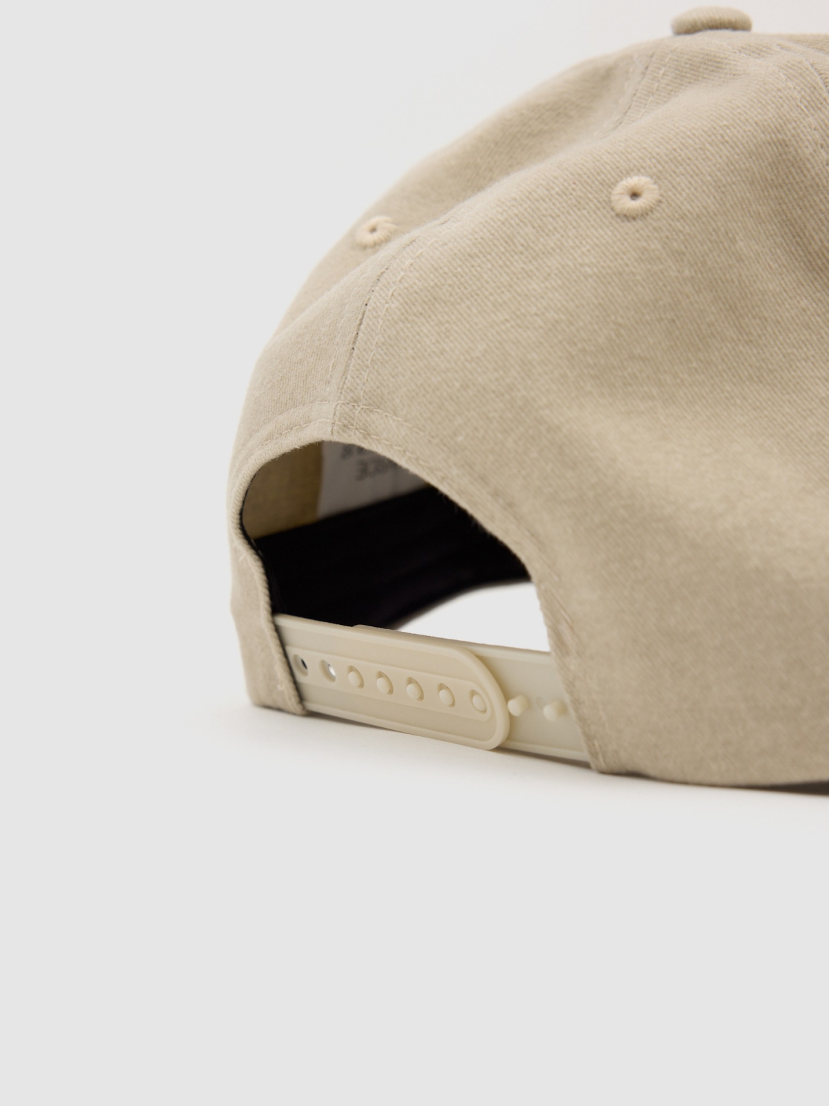 Gorra baseball bicolor con logo bordado beige vista detalle