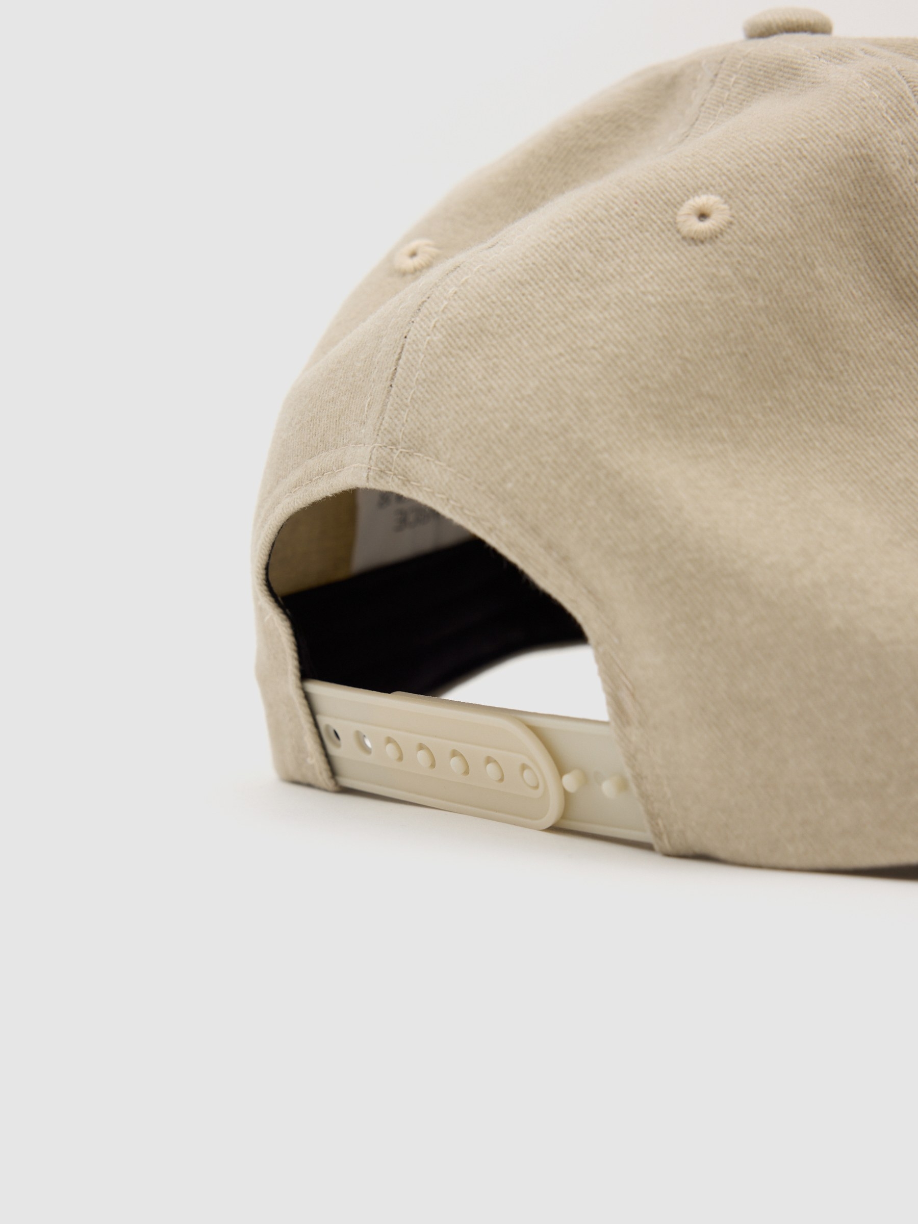 Two-tone baseball cap with embroidered logo beige 45º front view