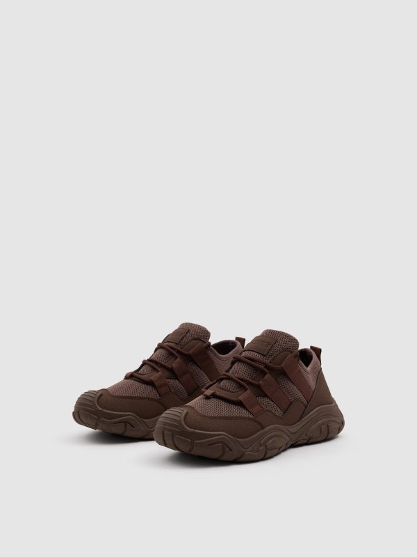 Tênis de corrida de nylon marrom marrom vista frontal 45º