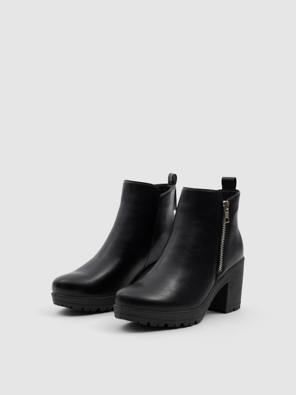 Leather ankle boots with wide heel and zipper black 45º front view
