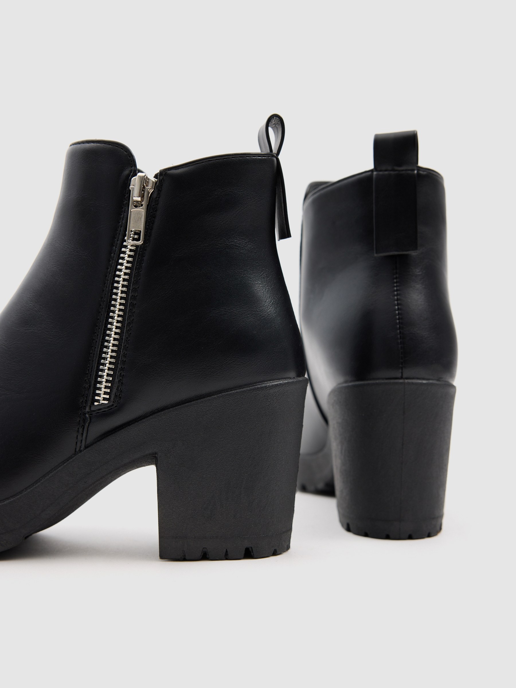 Leather ankle boots with wide heel and zipper black