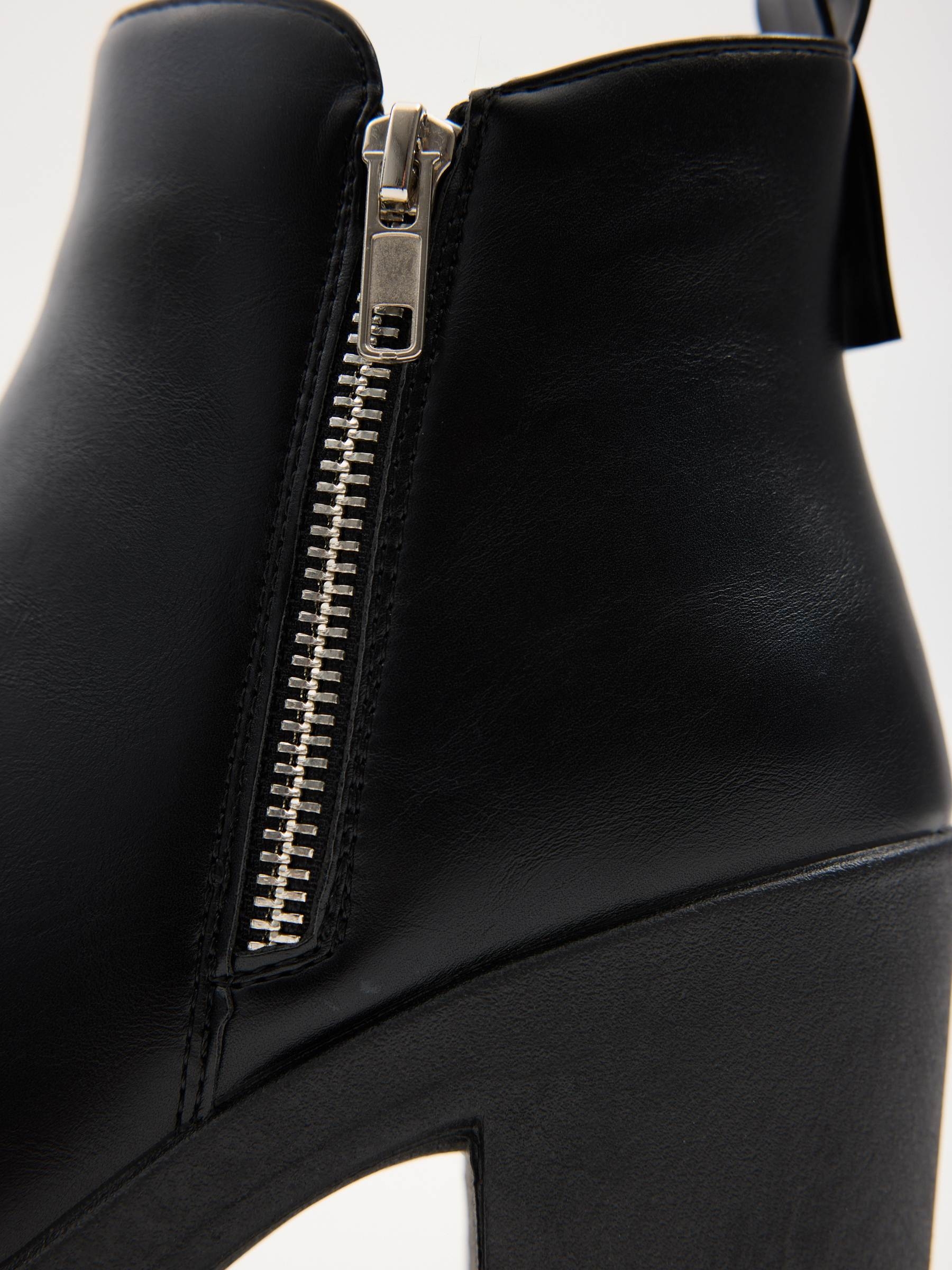 Leather ankle boots with wide heel and zipper black