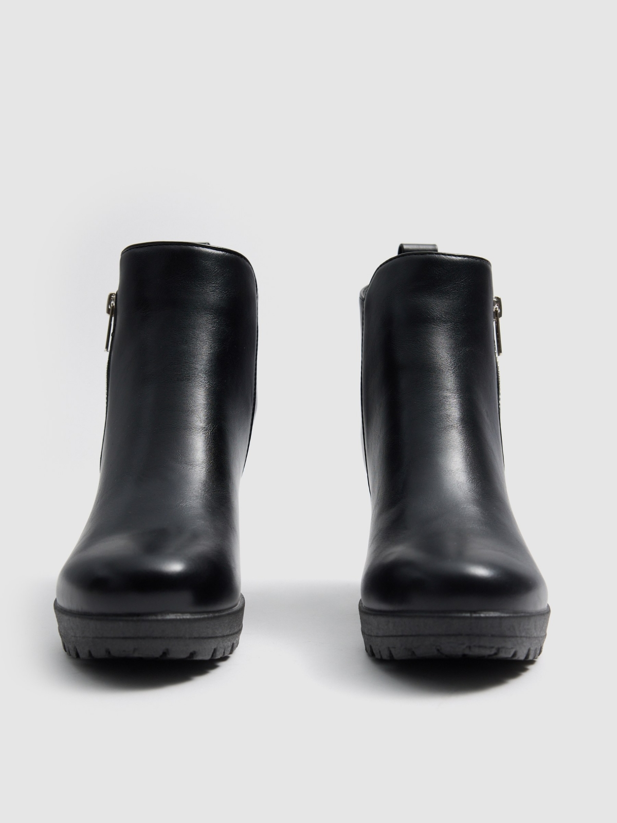 Leather ankle boots with wide heel and zipper black detail view