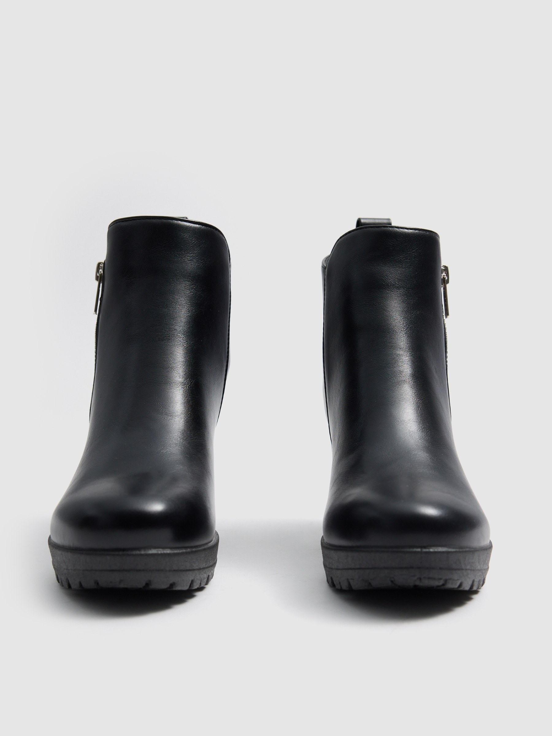 Leather ankle boots with wide heel and zipper black