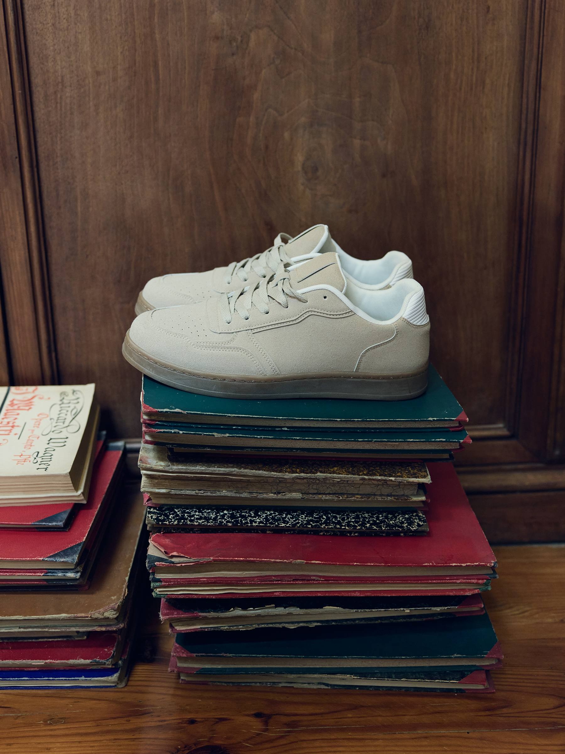 Low-top sports shoe with leather effect beige