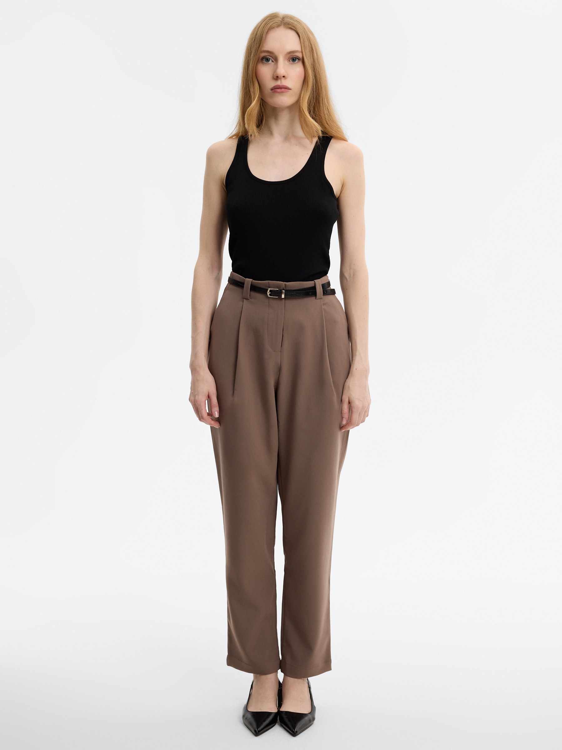 Calça fluida com pregas e cinto chocolate vista geral frontal