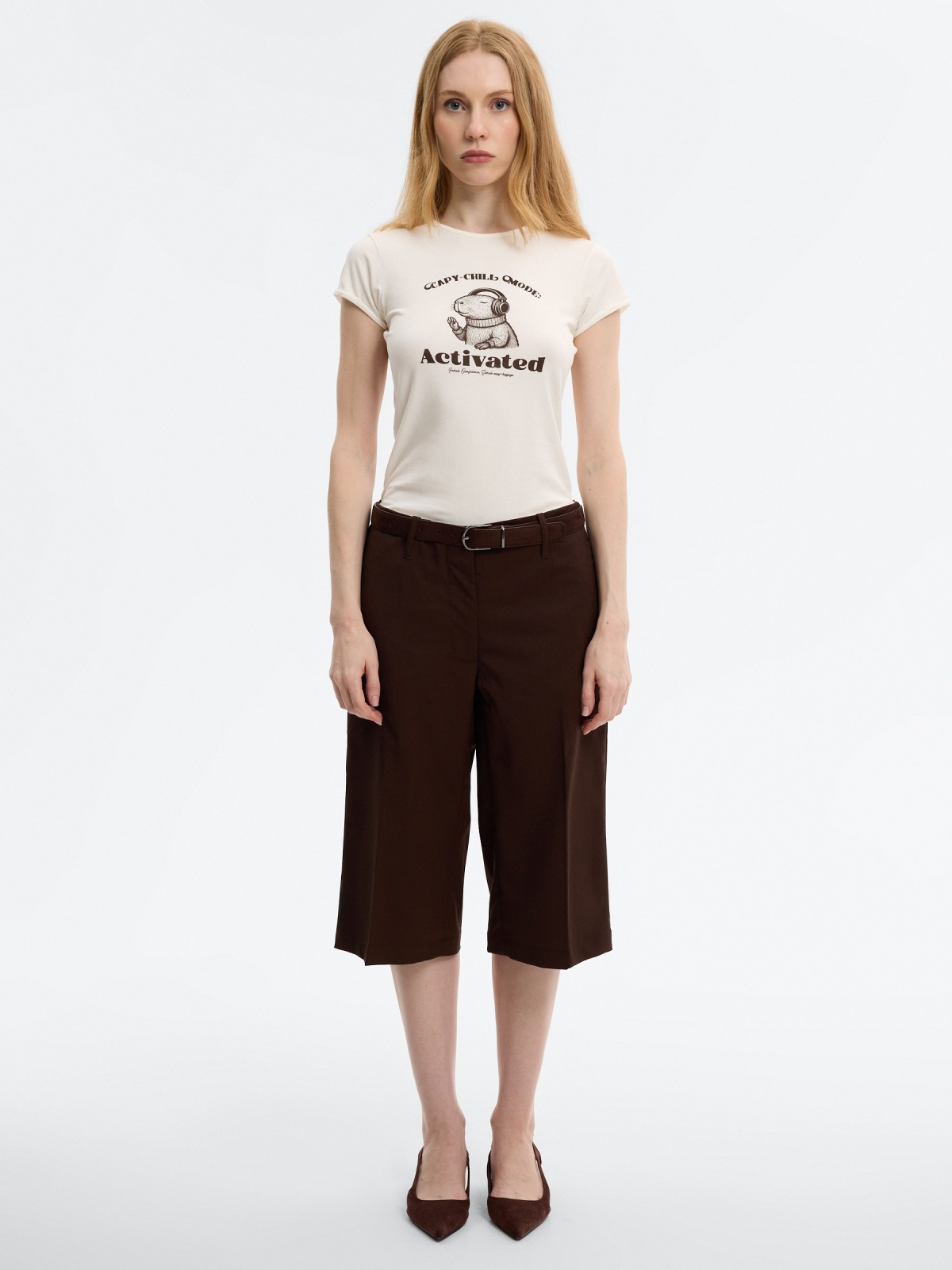 Fluid Bermuda shorts with belt loops chocolate middle front view