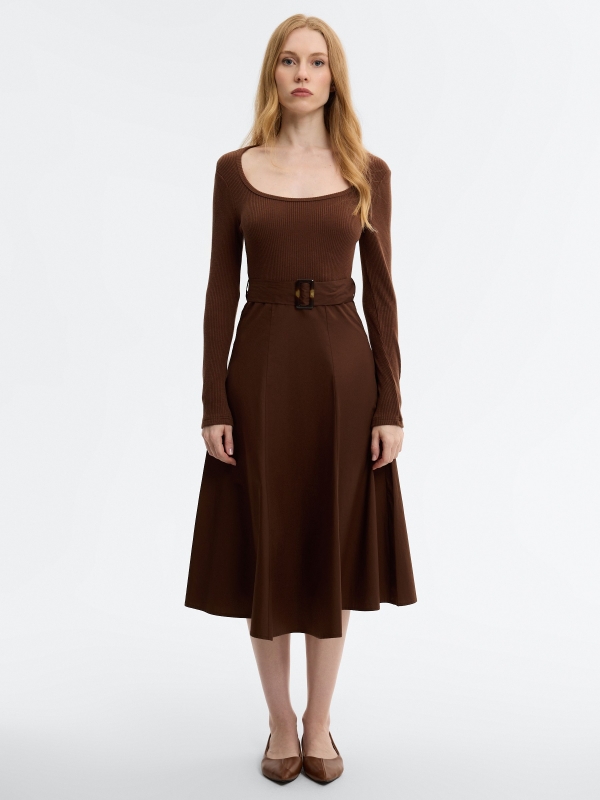 Vestido midi combinado taupe vista media frontal