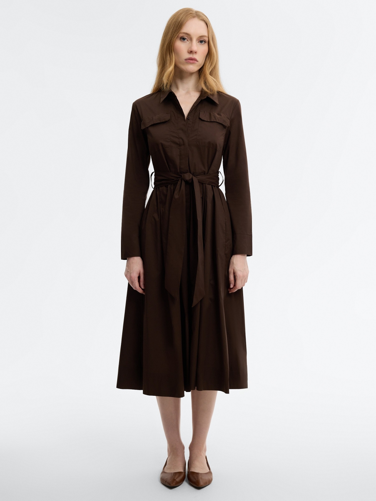 Vestido camiseiro midi popelina lisa chocolate vista meia frontal