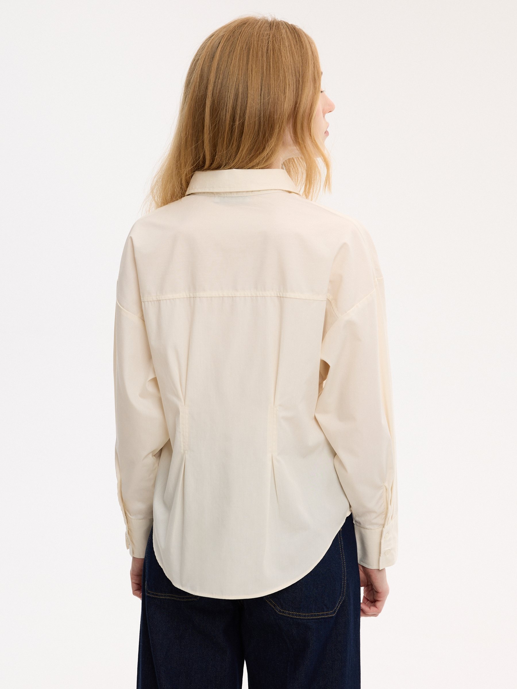 Camisa oversized lisa com pregas off white vista meia frontal