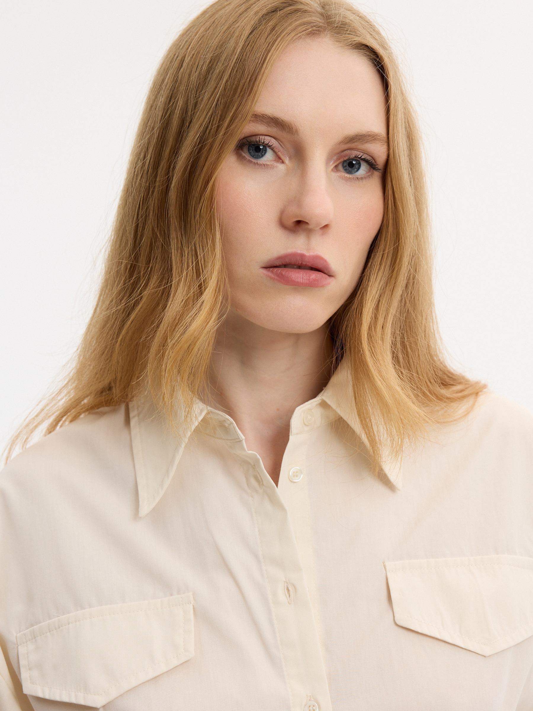 Camisa oversized lisa com pregas off white vista meia frontal