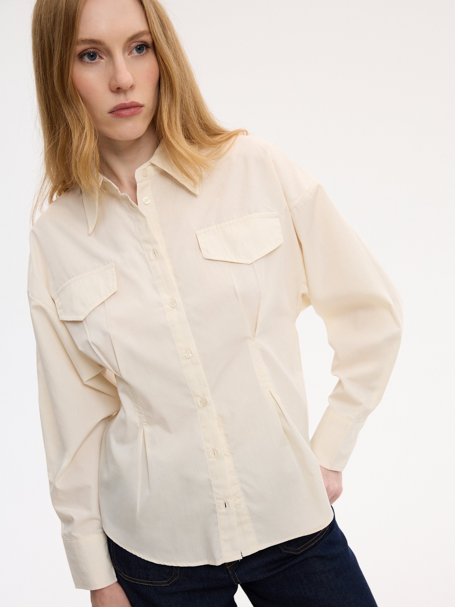 Camisa oversized lisa con pinzas blanco roto vista media frontal