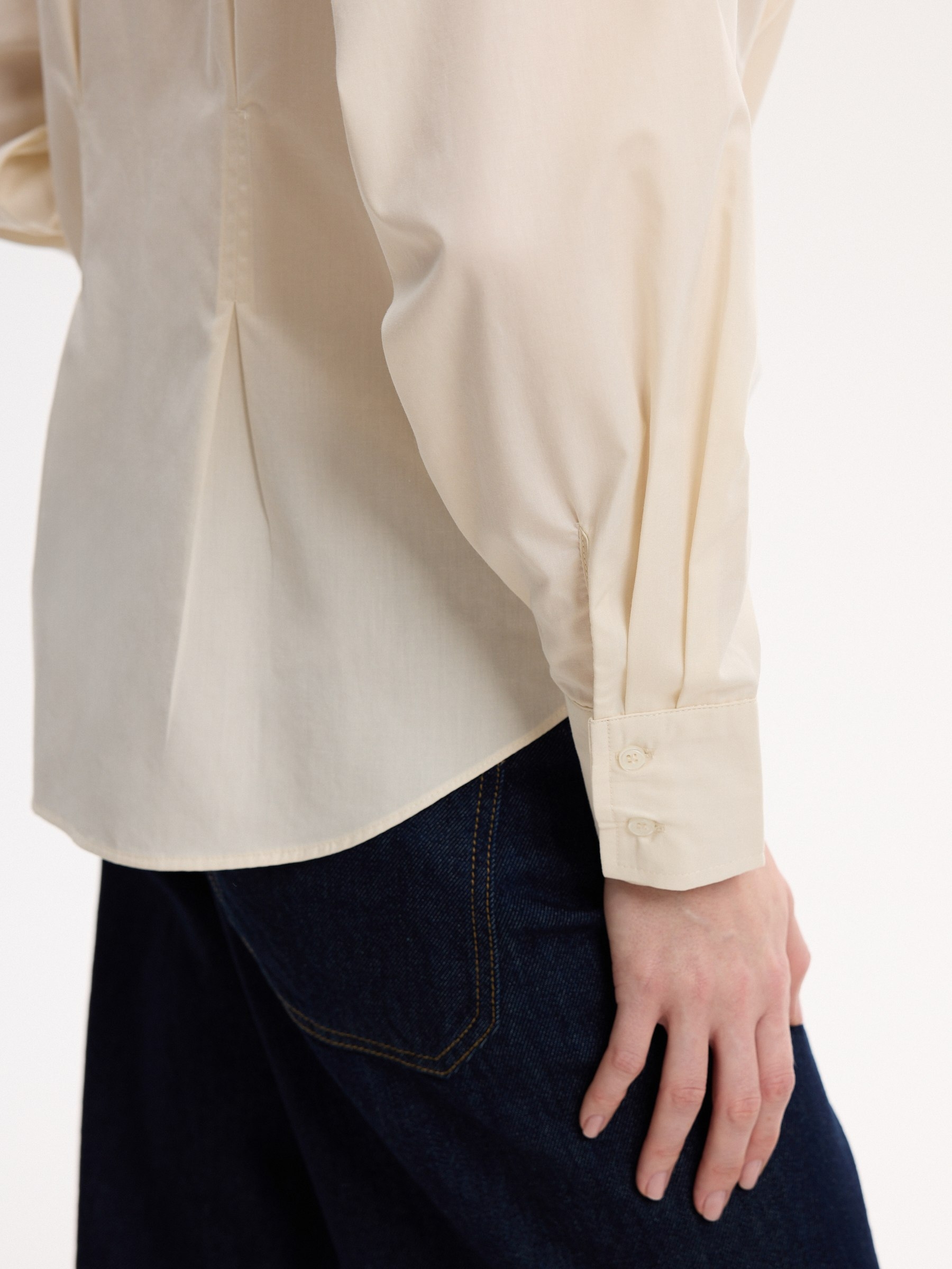 Camisa oversized lisa com pregas off white vista meia frontal