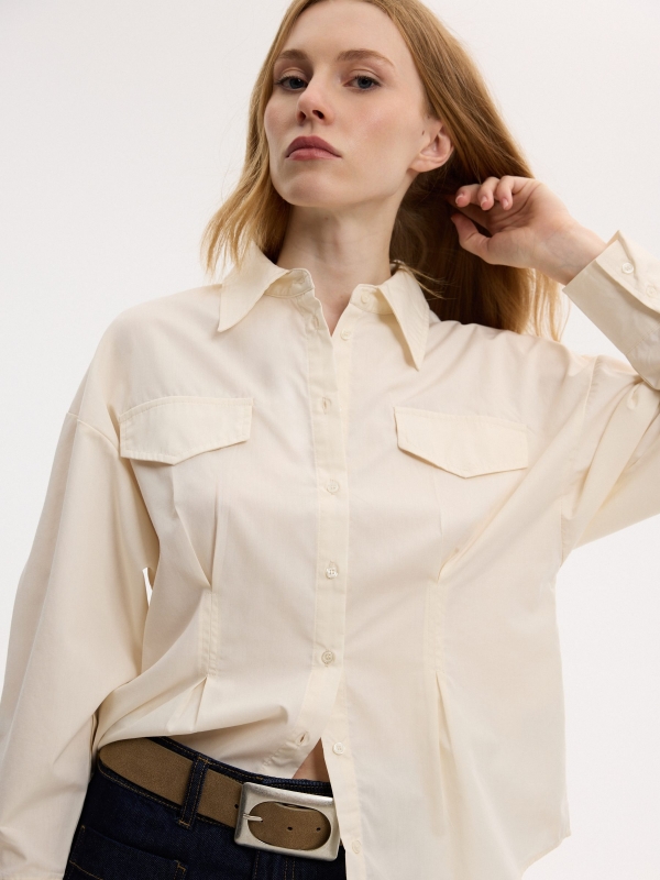 Camisa oversized lisa com pregas off white vista detalhe