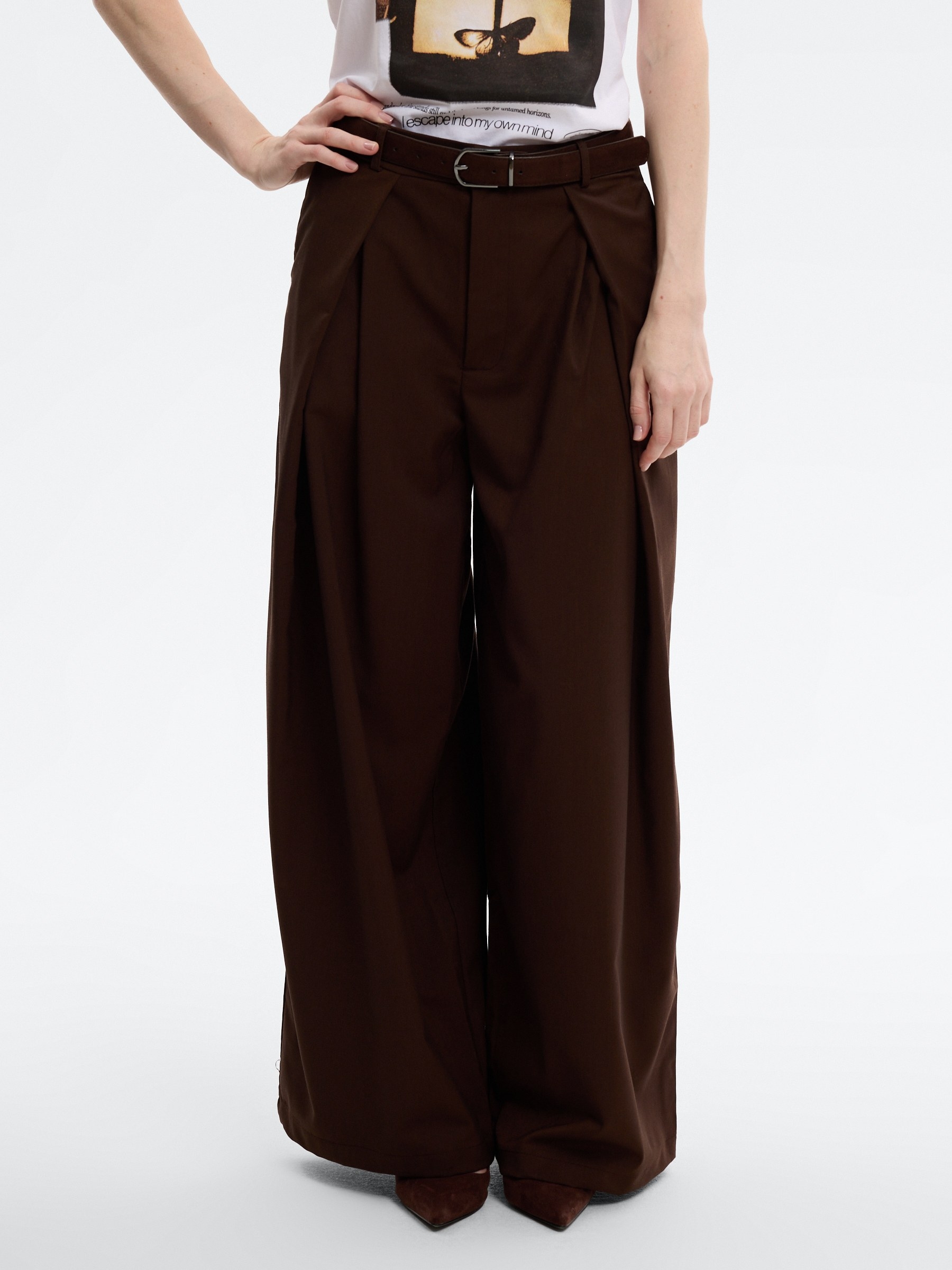 Calça maxi pregas cinto chocolate vista geral frontal