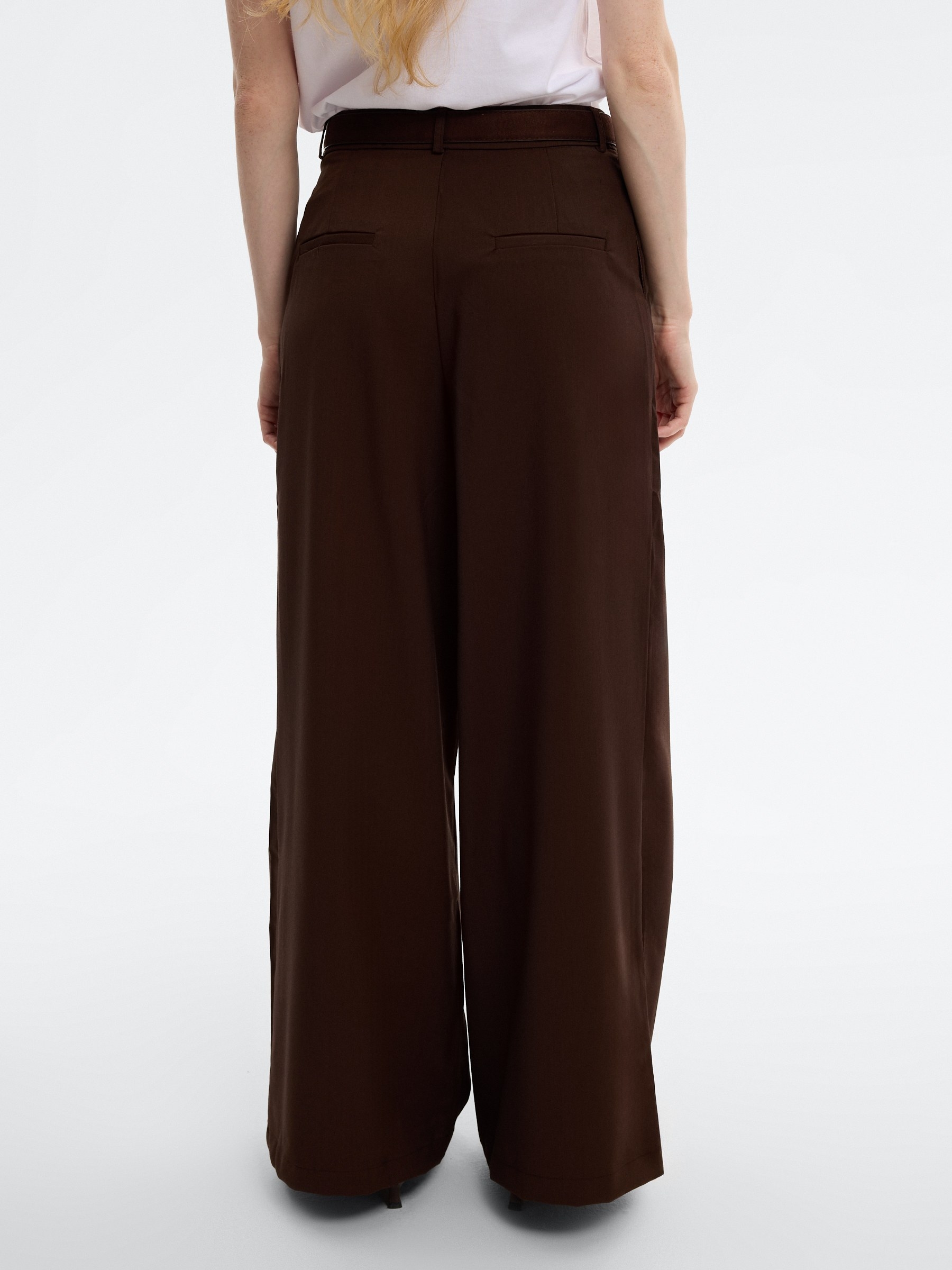 Calça maxi pregas cinto chocolate vista geral frontal