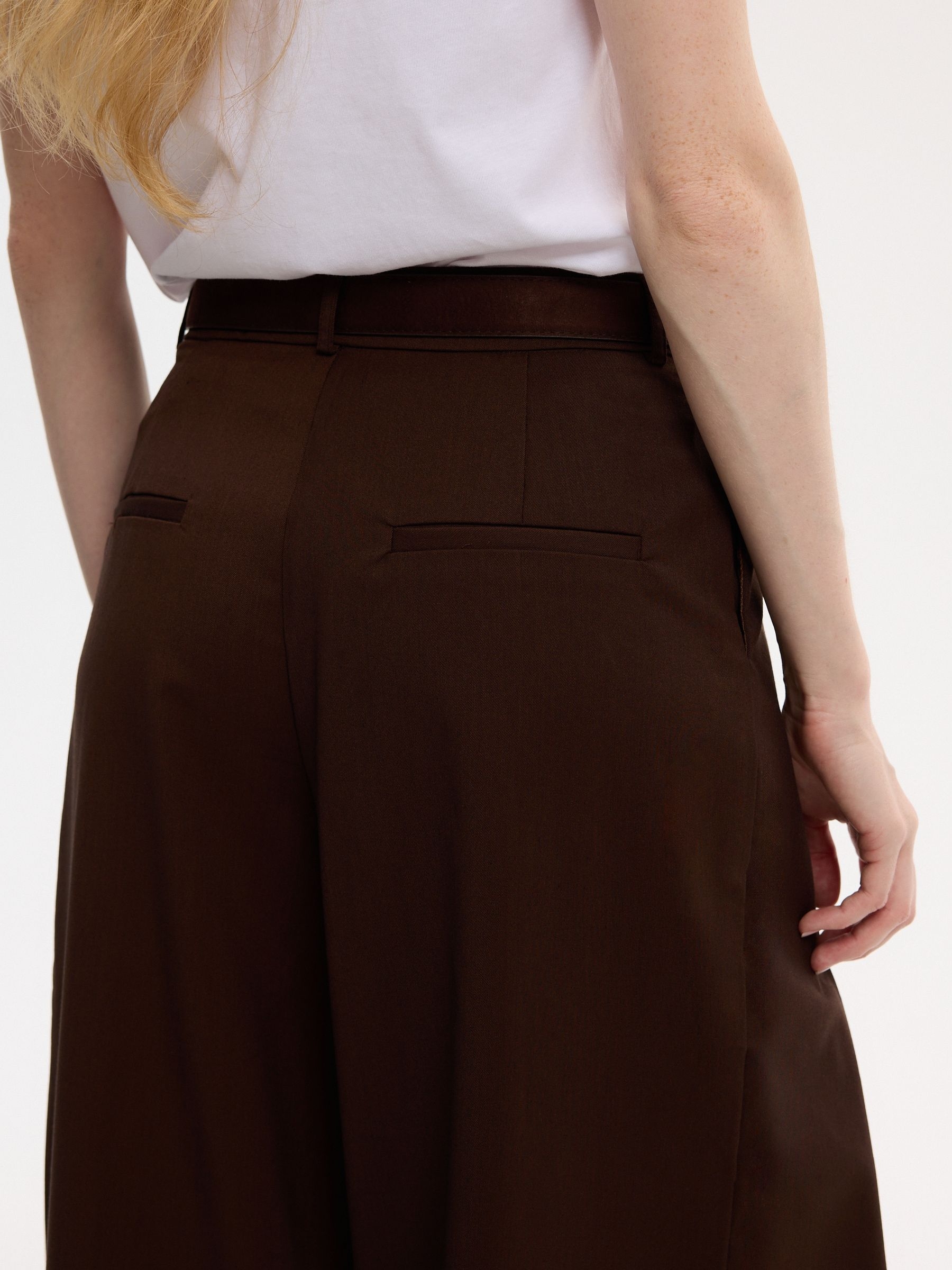 Pantalón maxi pinzas cinturón chocolate vista general frontal