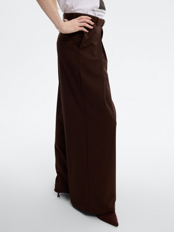 Pantalón maxi pinzas cinturón chocolate vista detalle