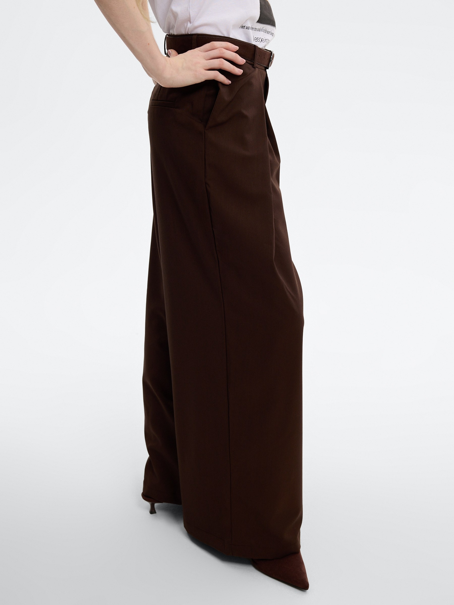 Pantalón maxi pinzas cinturón chocolate vista general frontal