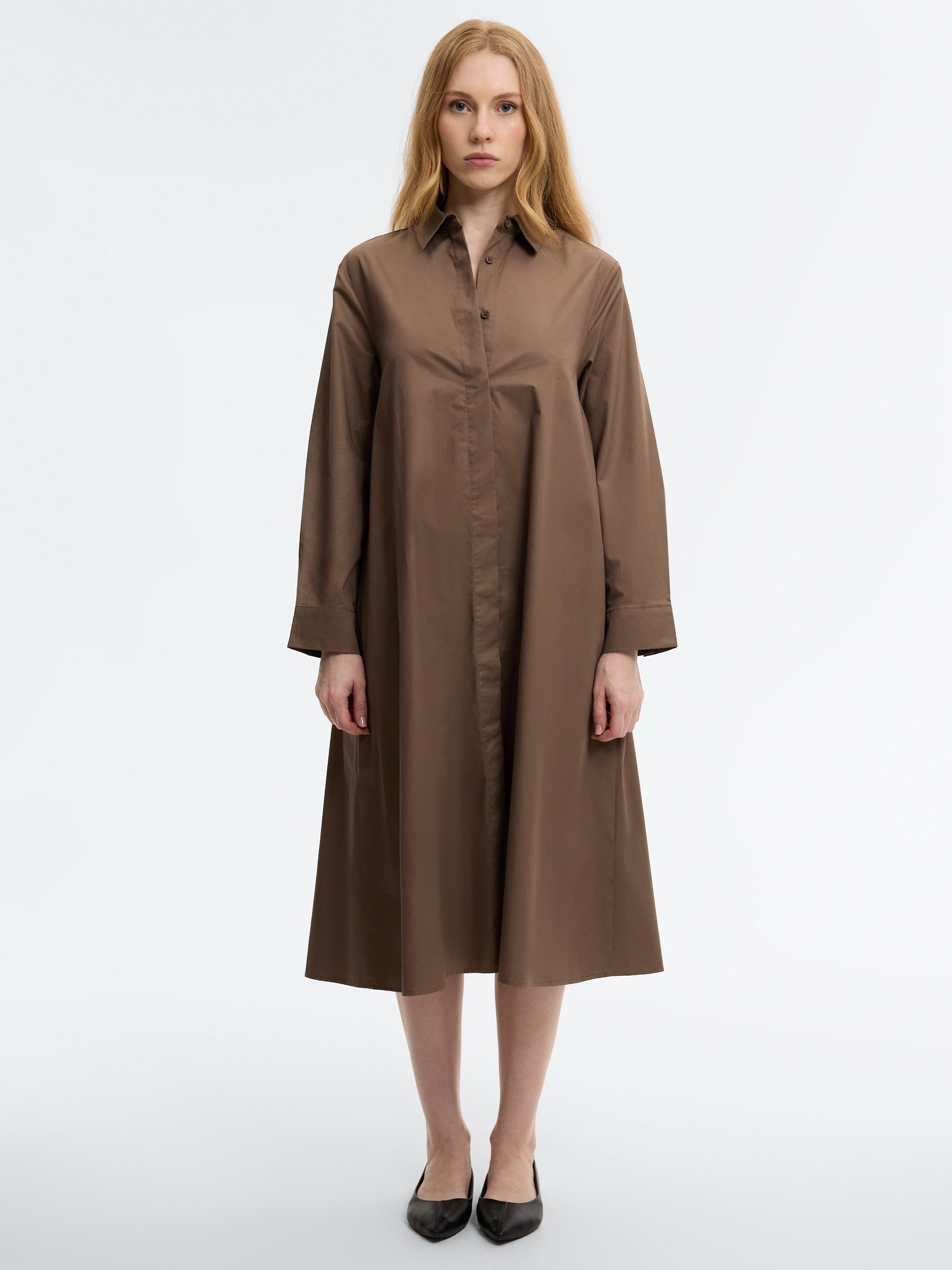 Vestido camisero midi liso fluido taupe vista media frontal
