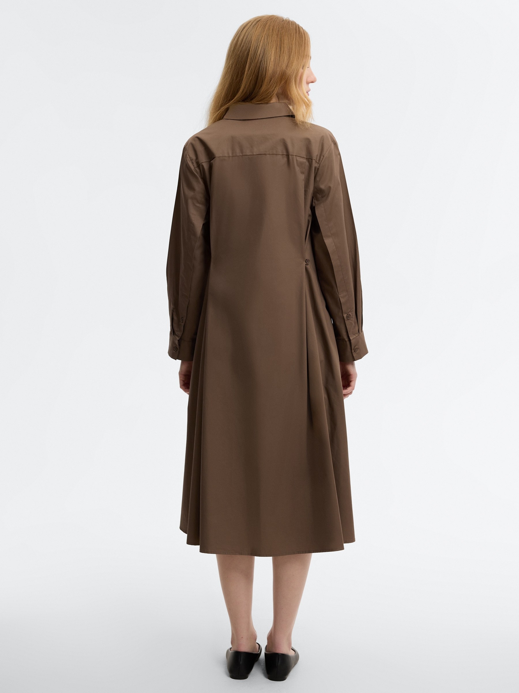 Vestido camisero midi liso fluido taupe vista media frontal