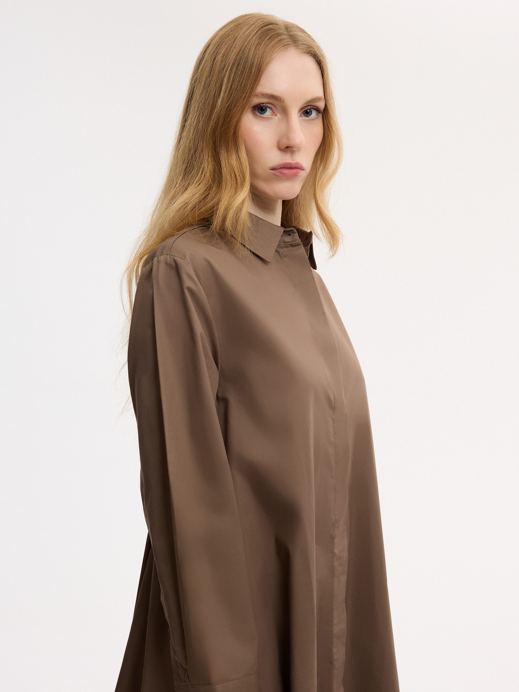 Vestido camisero midi liso fluido taupe vista media frontal
