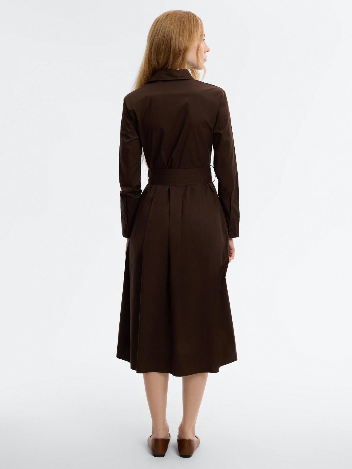 Vestido camiseiro midi popelina lisa chocolate vista meia traseira