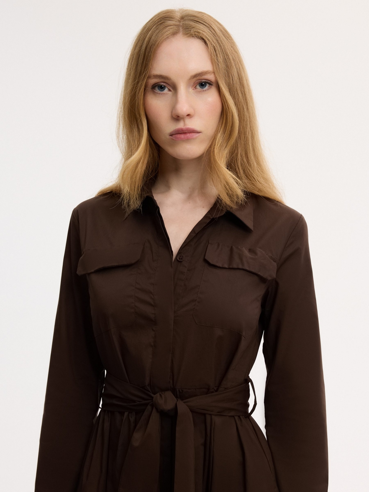Vestido camiseiro midi popelina lisa chocolate vista geral frontal