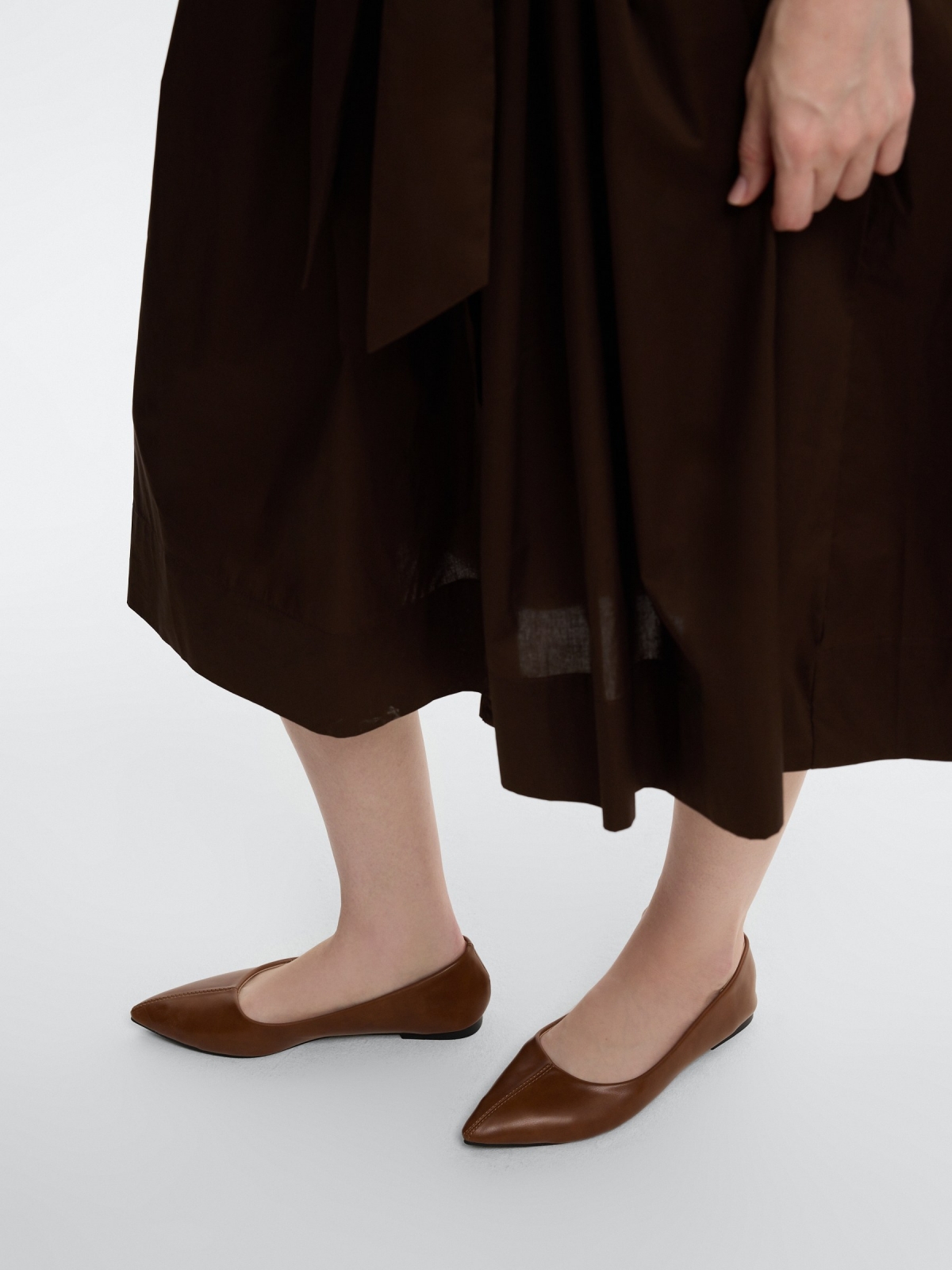 Vestido camiseiro midi popelina lisa chocolate vista detalhe