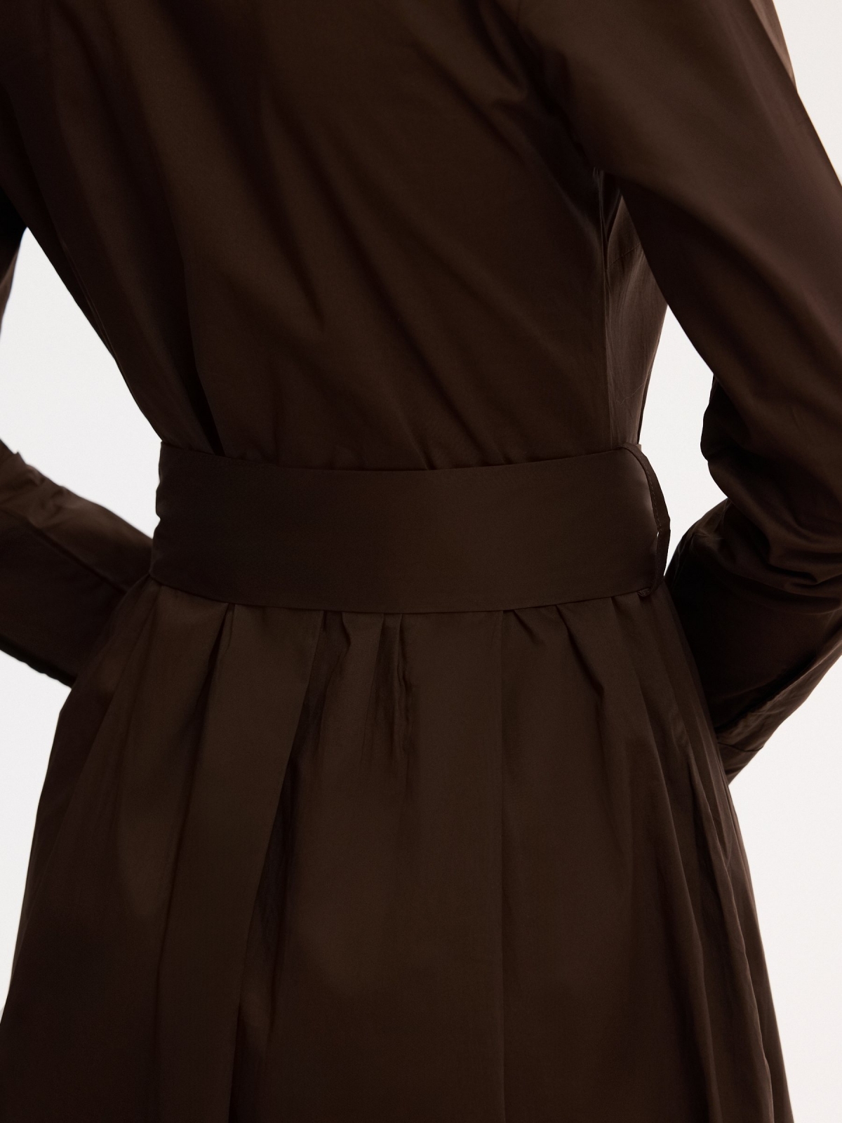 Vestido camisero midi popelín liso chocolate vista detalle