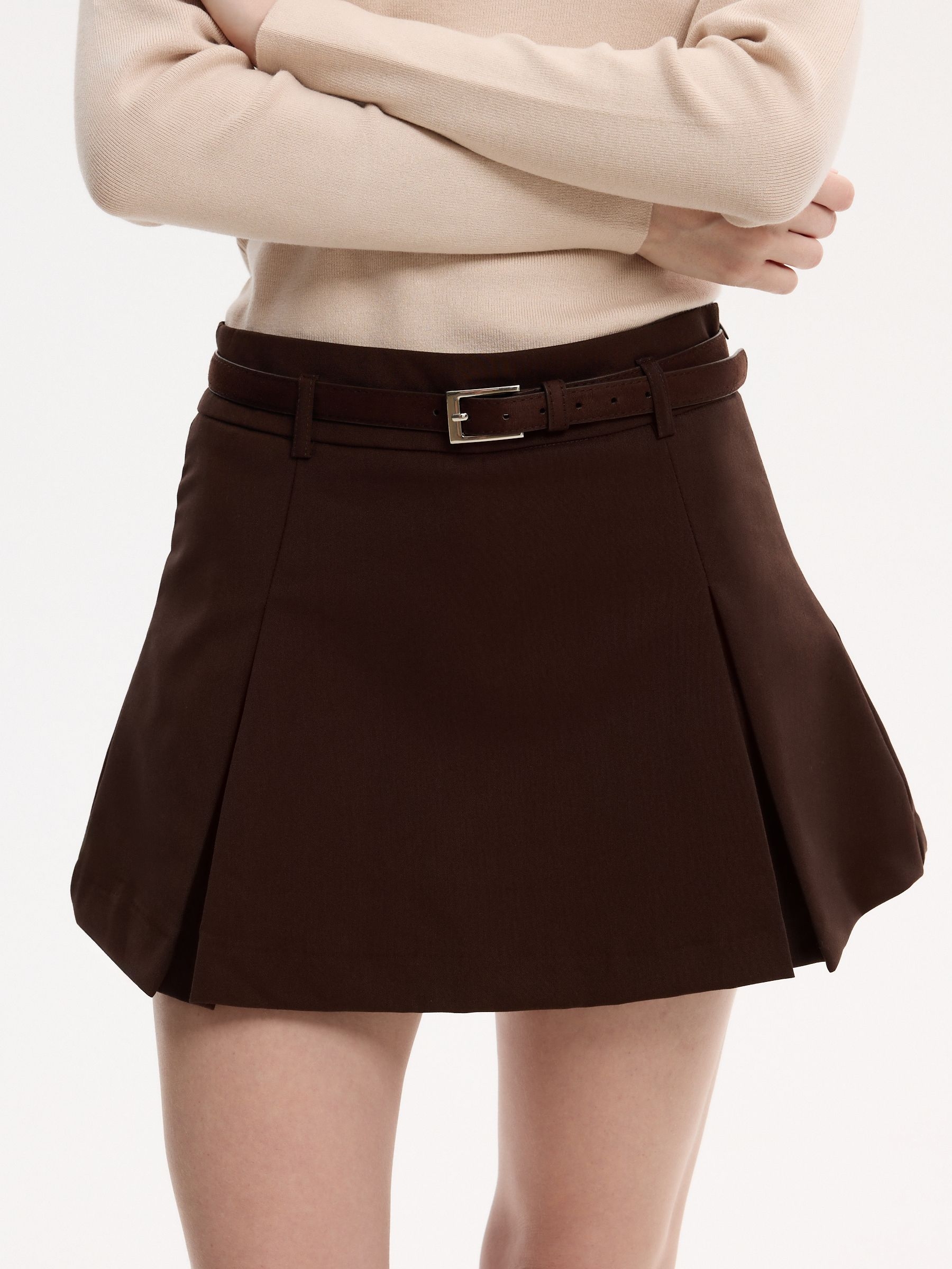 High-waisted mini skort with belt chocolate middle front view