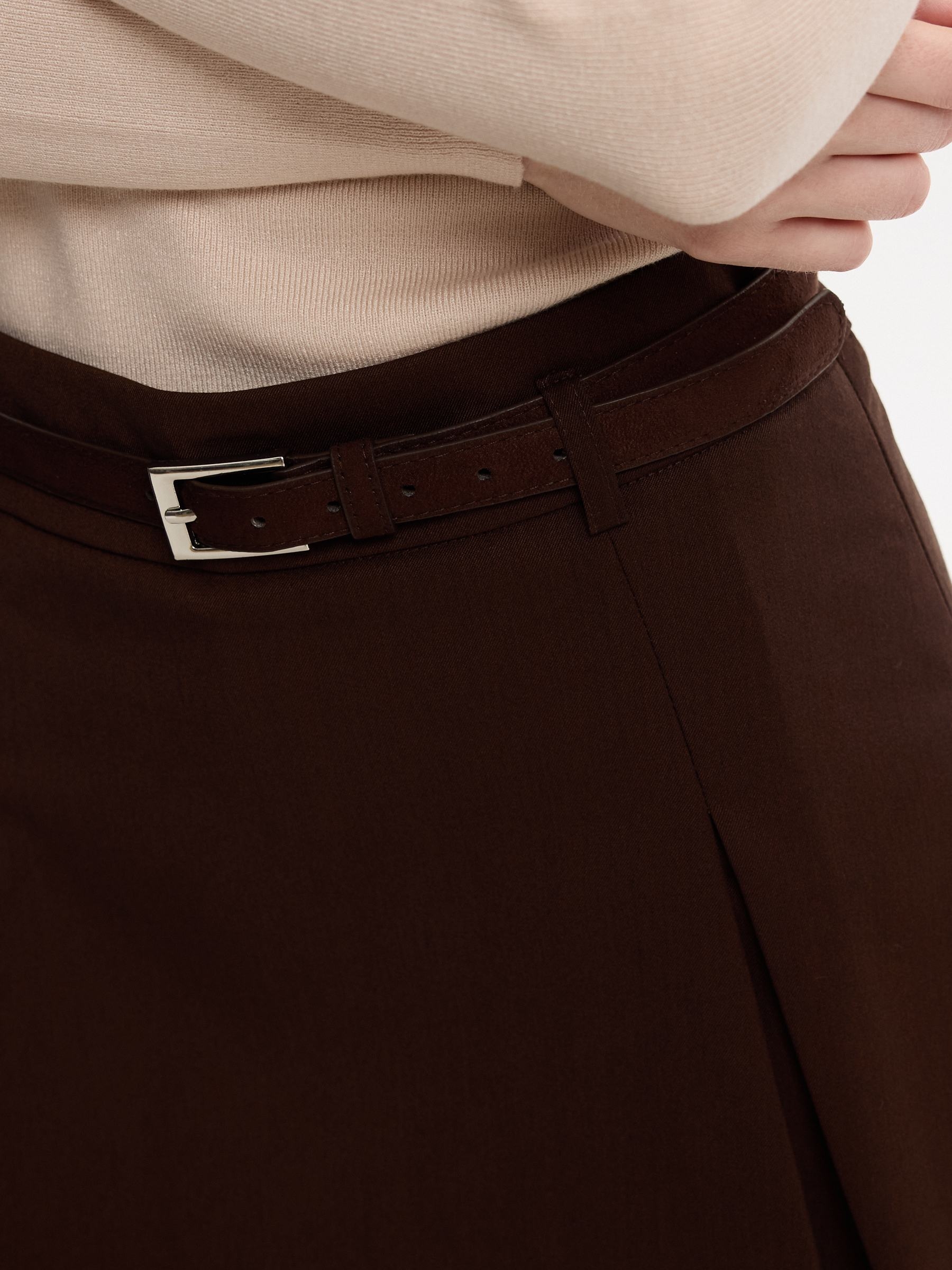 Saia-calça mini com cinto chocolate vista meia frontal