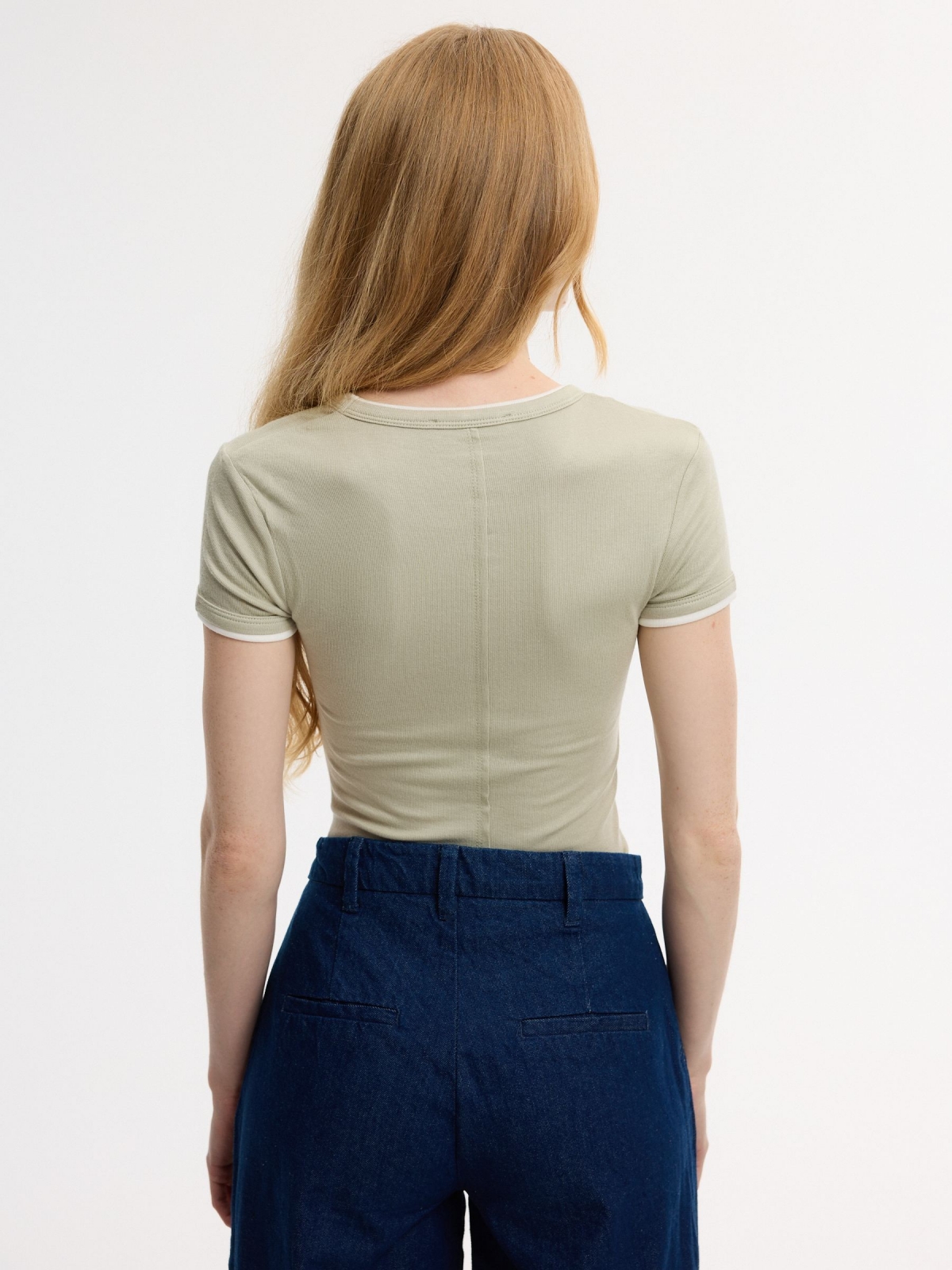 Camiseta de manga dupla slim de viscose verde acinzentado vista meia traseira
