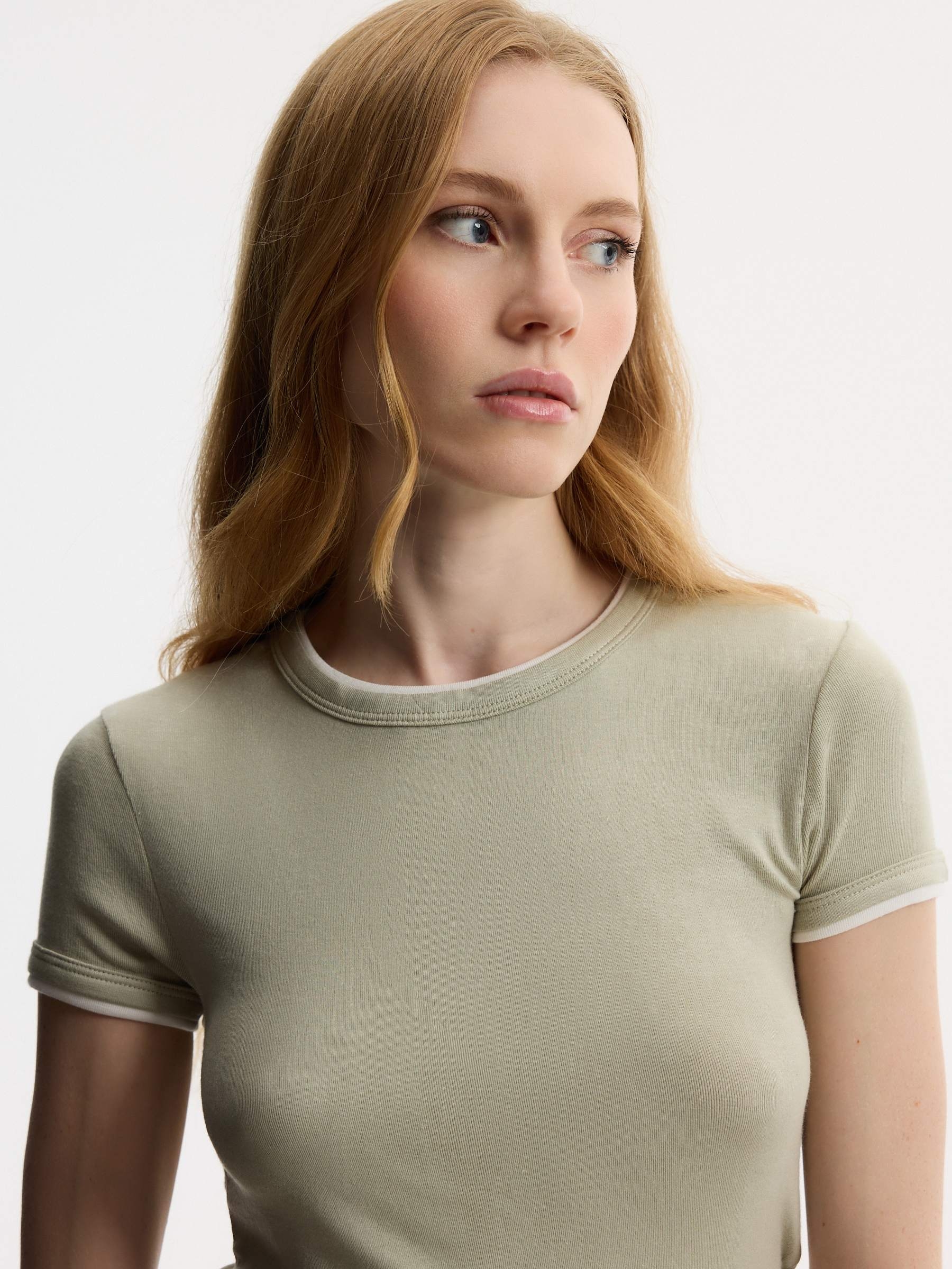 Camiseta de manga dupla slim de viscose verde acinzentado vista meia frontal