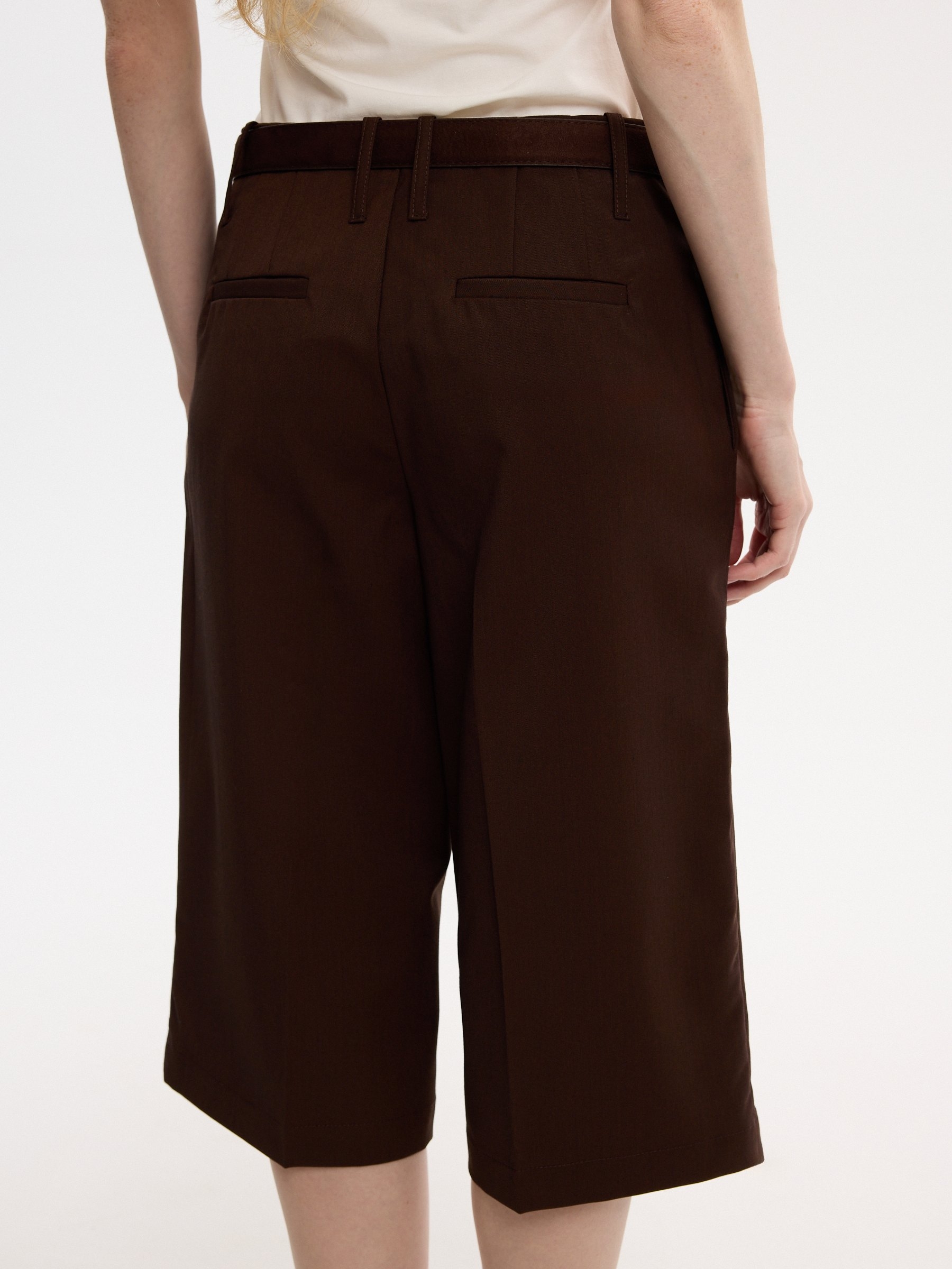 Fluid Bermuda shorts with belt loops chocolate middle front view