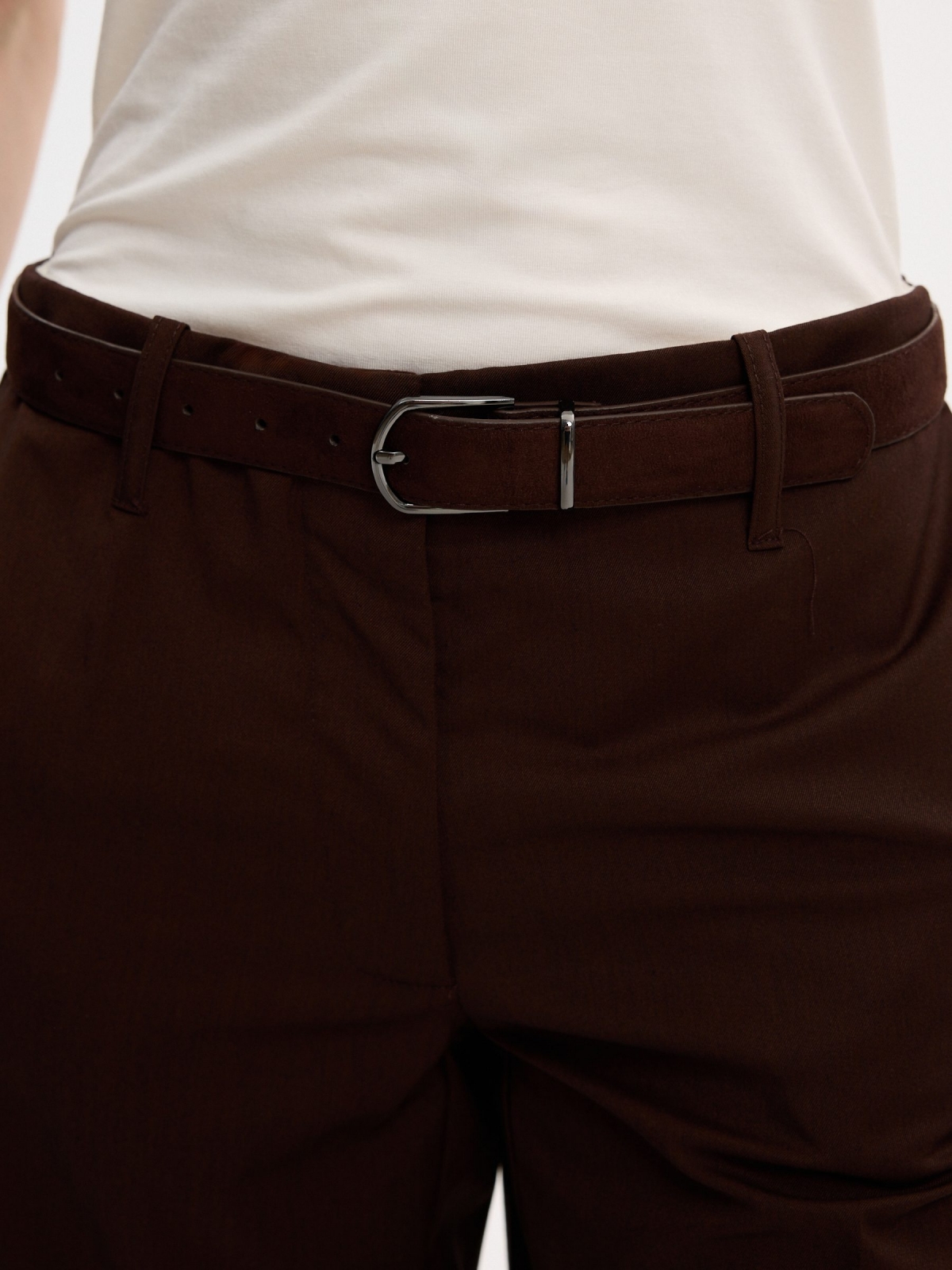 Fluid Bermuda shorts with belt loops chocolate detail view