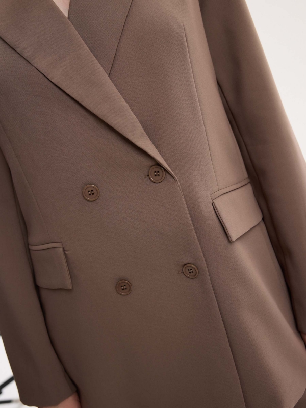 Blazer cruzada lisa taupe vista detalle