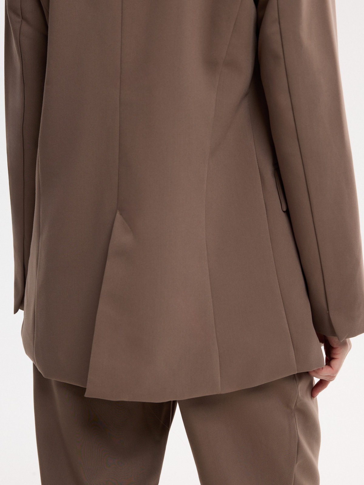 Blazer cruzado liso taupe vista detalhe