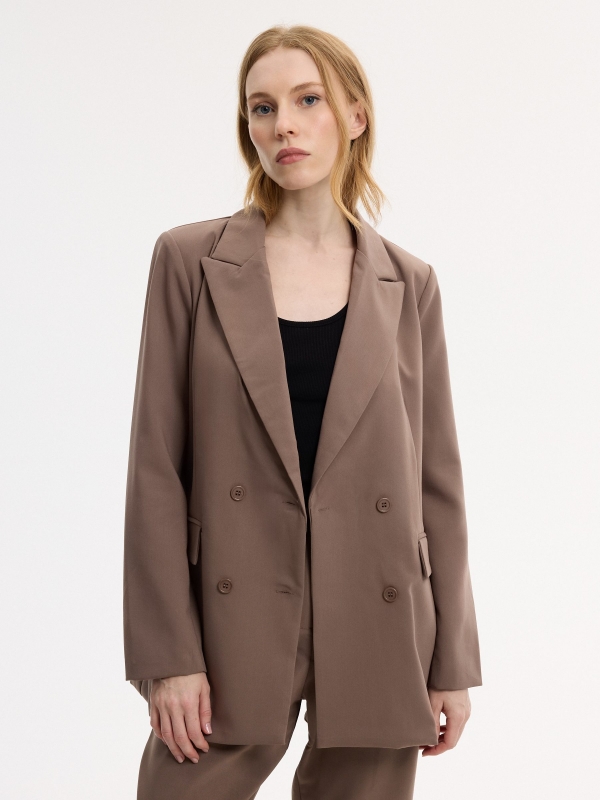 Blazer cruzada lisa taupe vista detalle