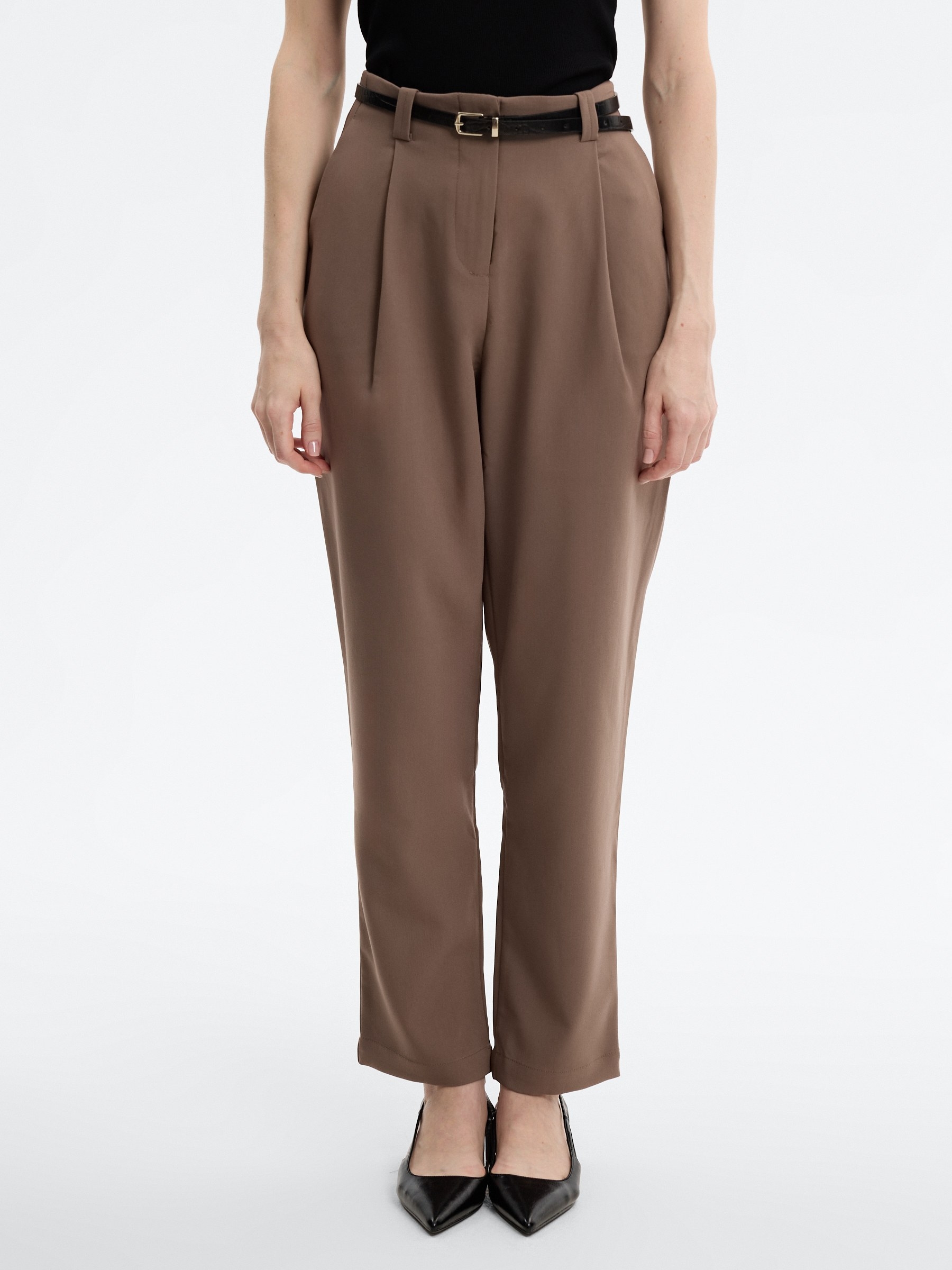 Calça fluida com pregas e cinto chocolate vista geral frontal