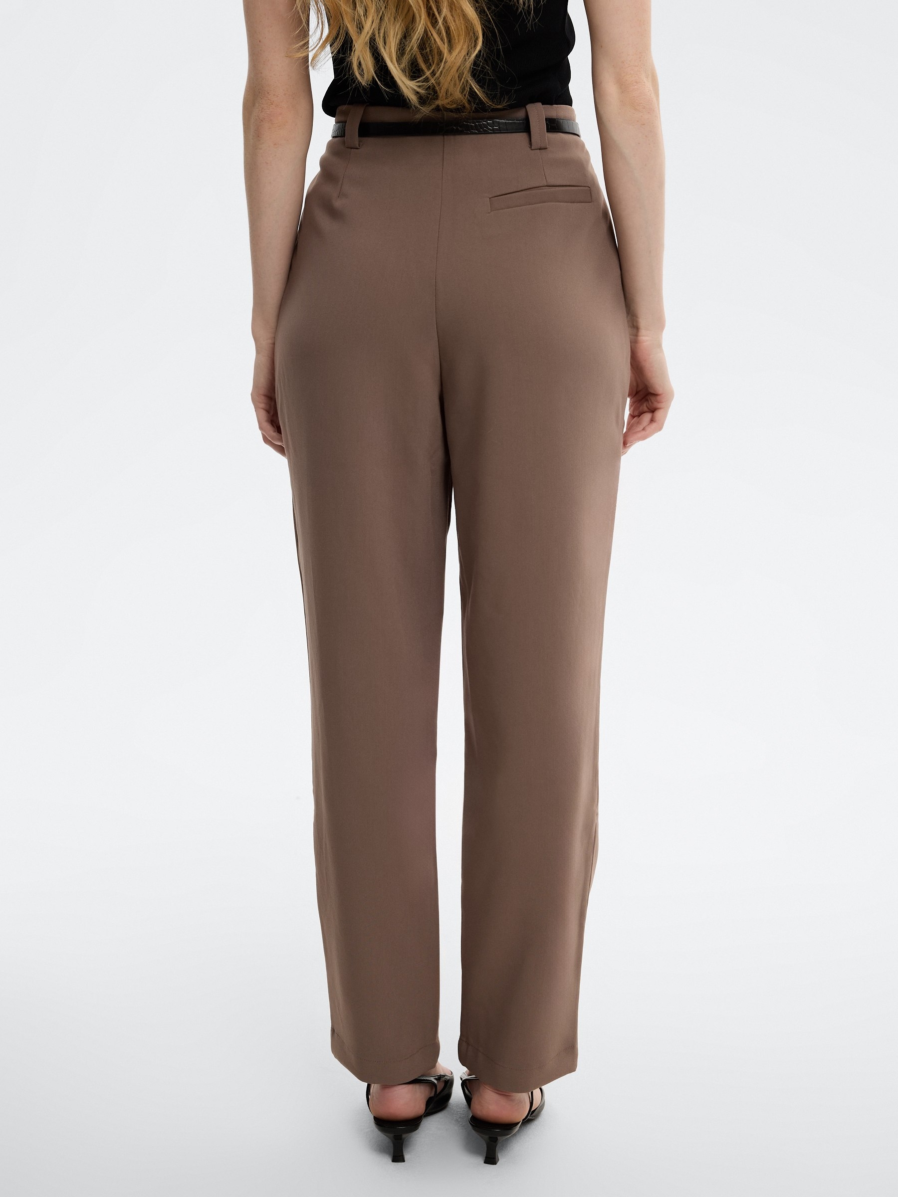 Pantalón fluido pinza cinturón chocolate vista general frontal