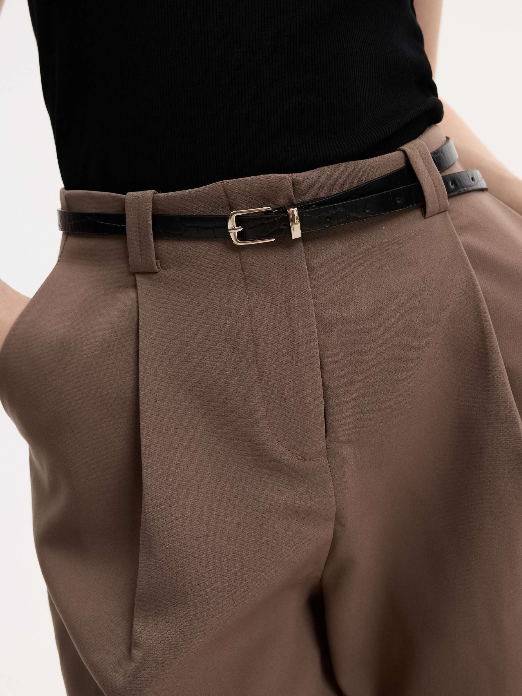 Calça fluida com pregas e cinto chocolate vista geral frontal