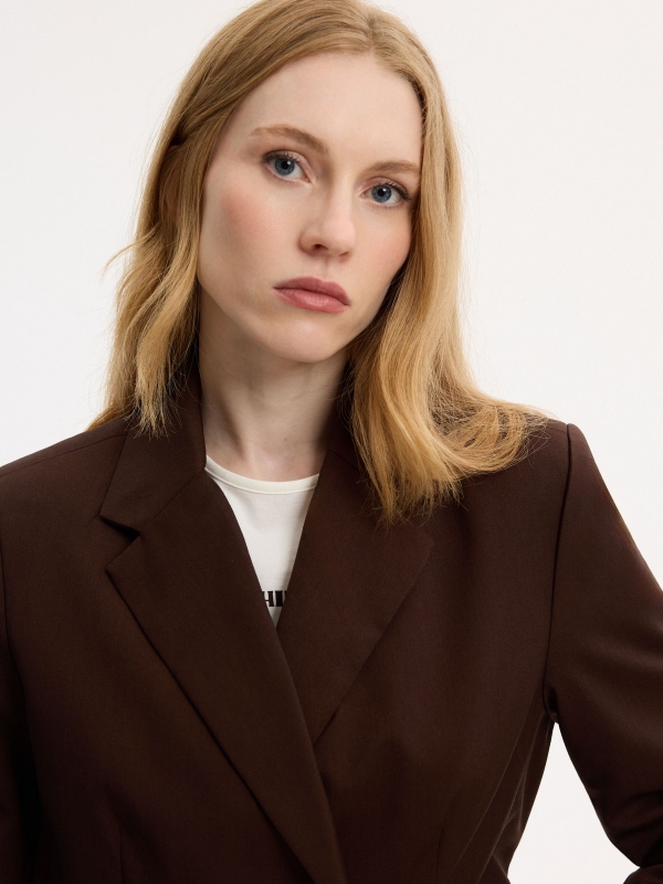 Americana cruzada slim fit chocolate vista detalle