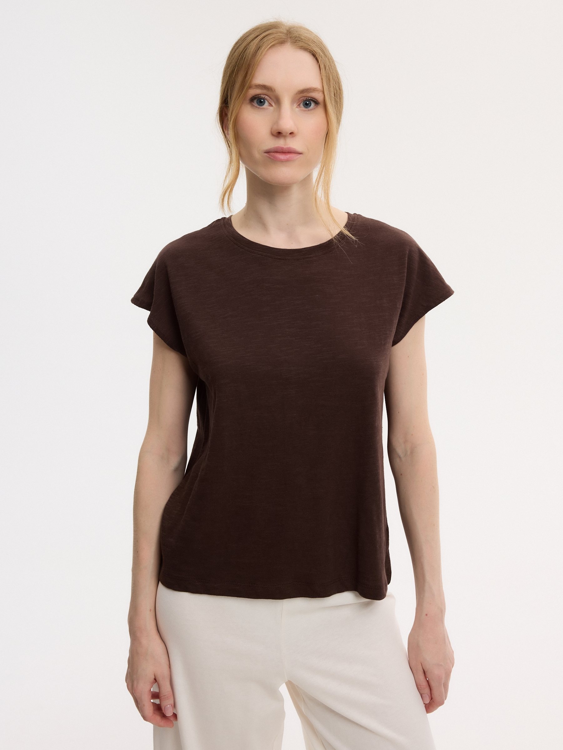 Camiseta básica de lino chocolate vista media frontal